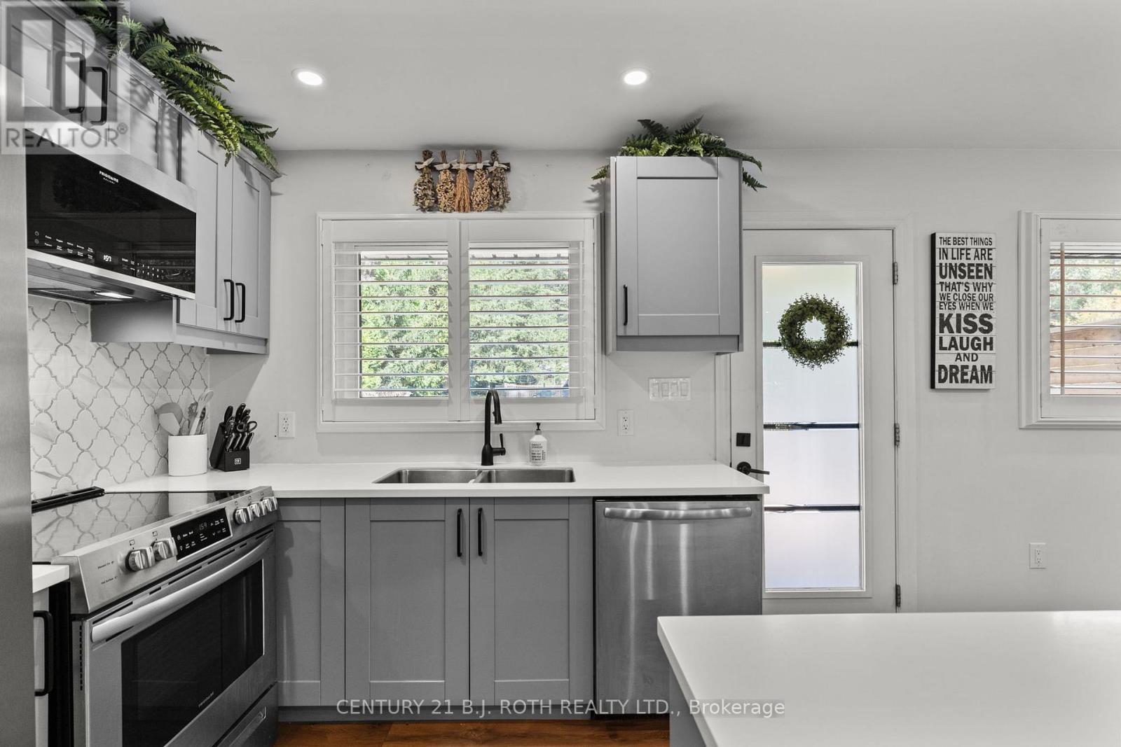 1551 Gill Road, Springwater, ON - Indoor Photo Showing Kitchen With Double Sink With Upgraded Kitchen