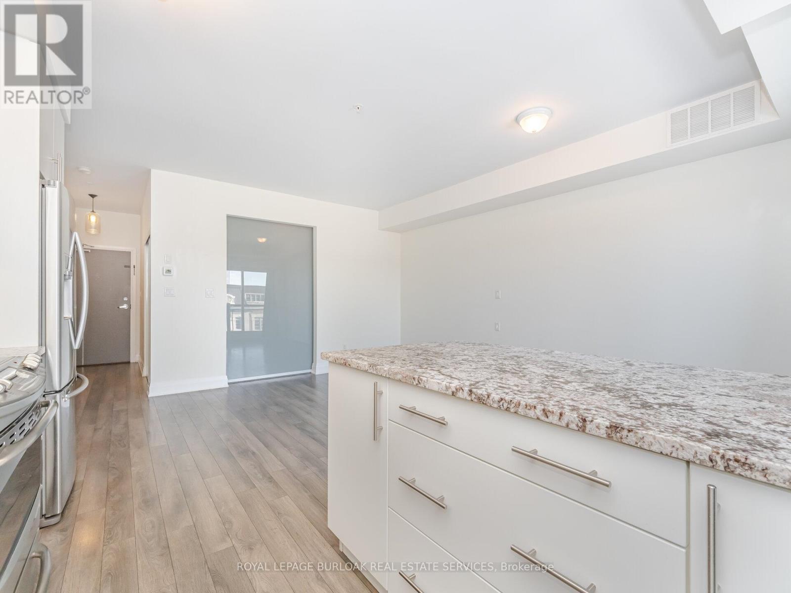 418 - 128 Garden Drive, Oakville, ON - Indoor Photo Showing Kitchen With Upgraded Kitchen