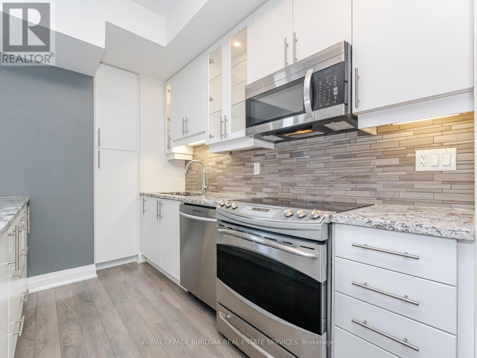 418 - 128 Garden Drive, Oakville, ON - Indoor Photo Showing Kitchen With Upgraded Kitchen