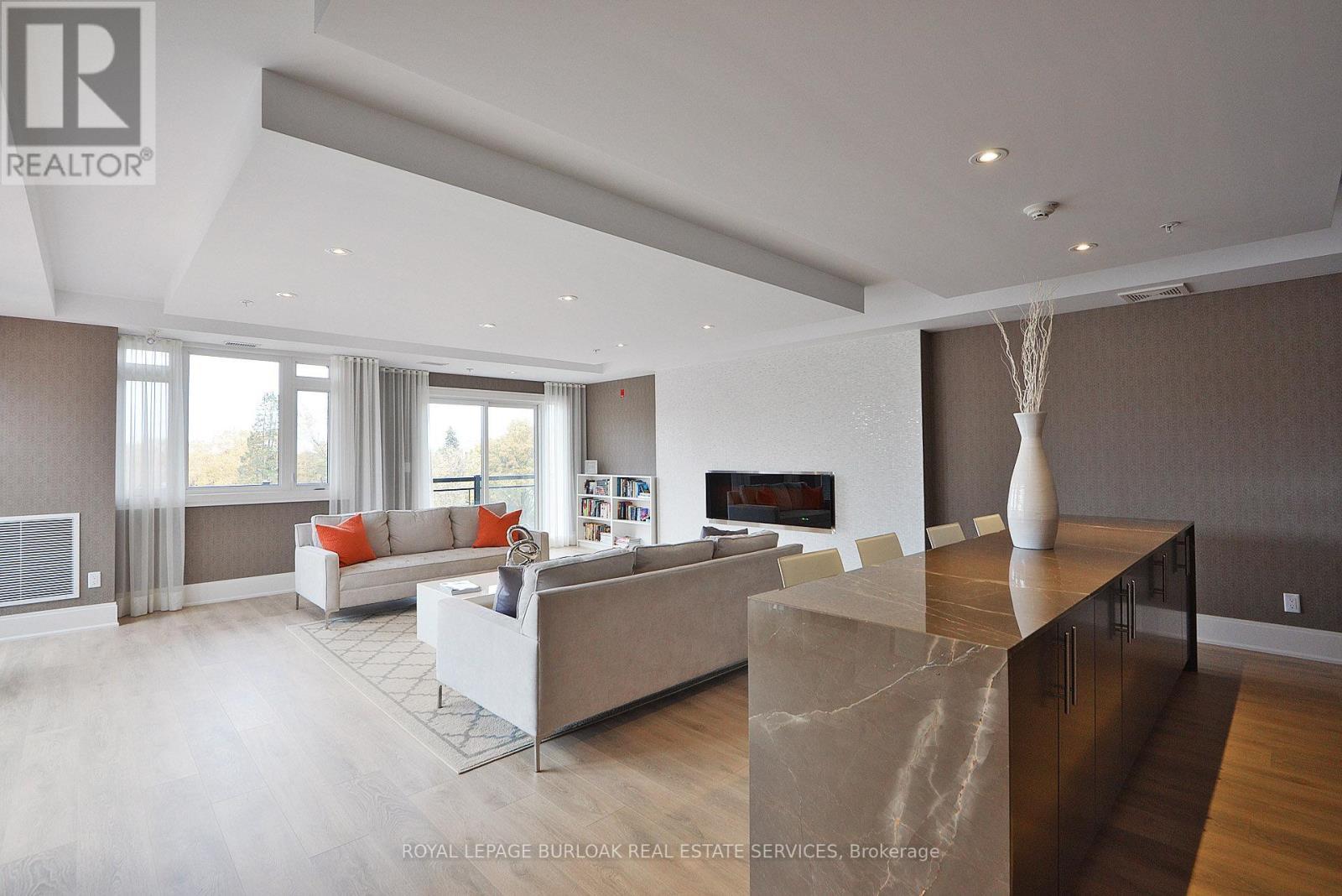 418 - 128 Garden Drive, Oakville, ON - Indoor Photo Showing Living Room With Fireplace