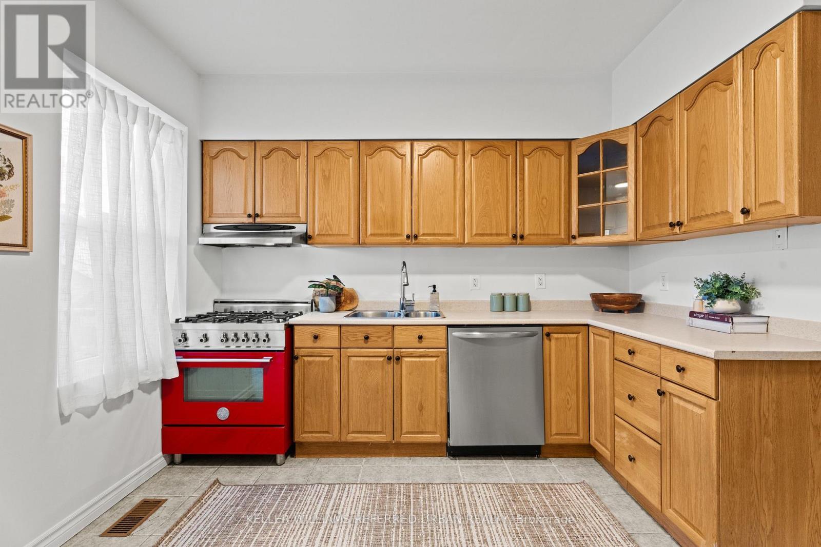 166 Essex Street, Toronto, ON - Indoor Photo Showing Kitchen