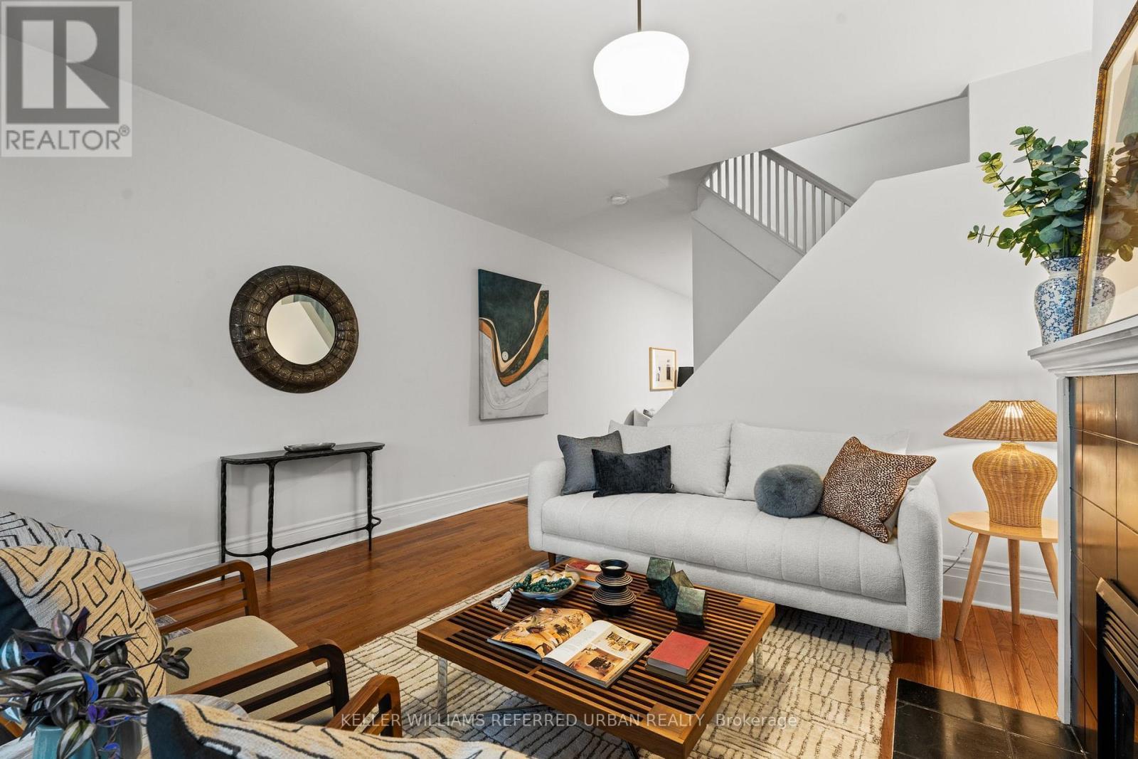 166 Essex Street, Toronto, ON - Indoor Photo Showing Living Room