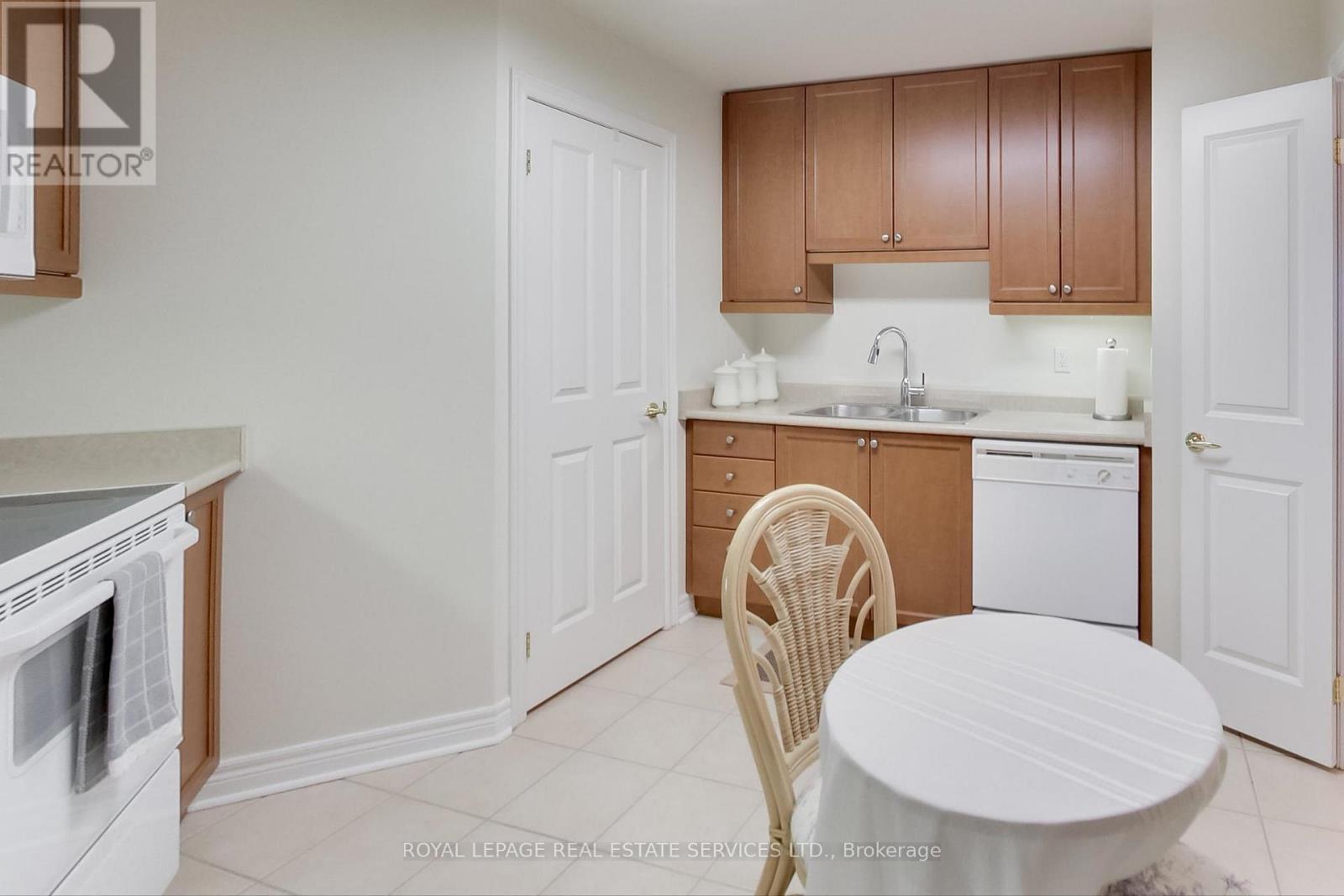 706 - 350 Mill Road, Toronto, ON - Indoor Photo Showing Kitchen With Double Sink