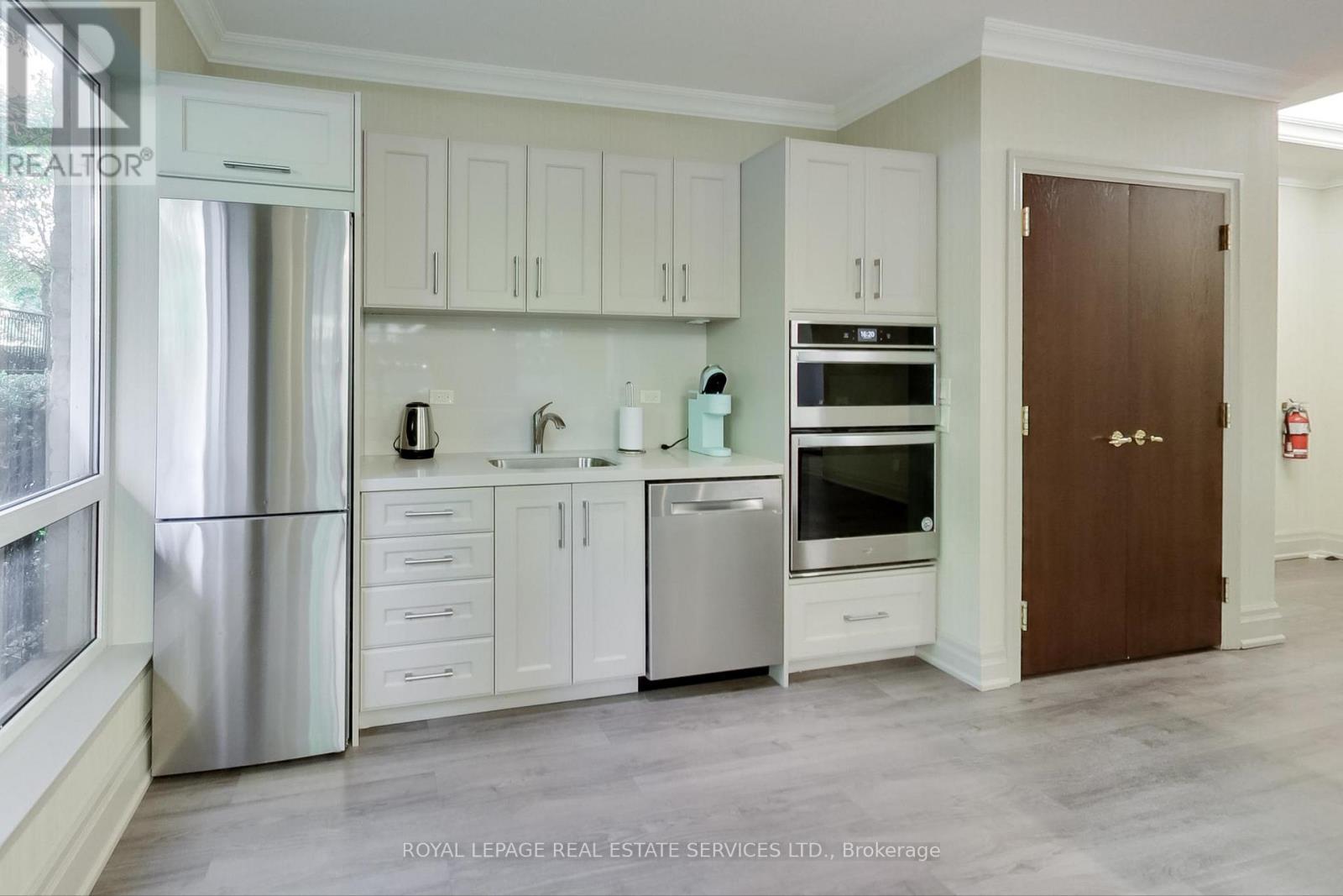 706 - 350 Mill Road, Toronto, ON - Indoor Photo Showing Kitchen