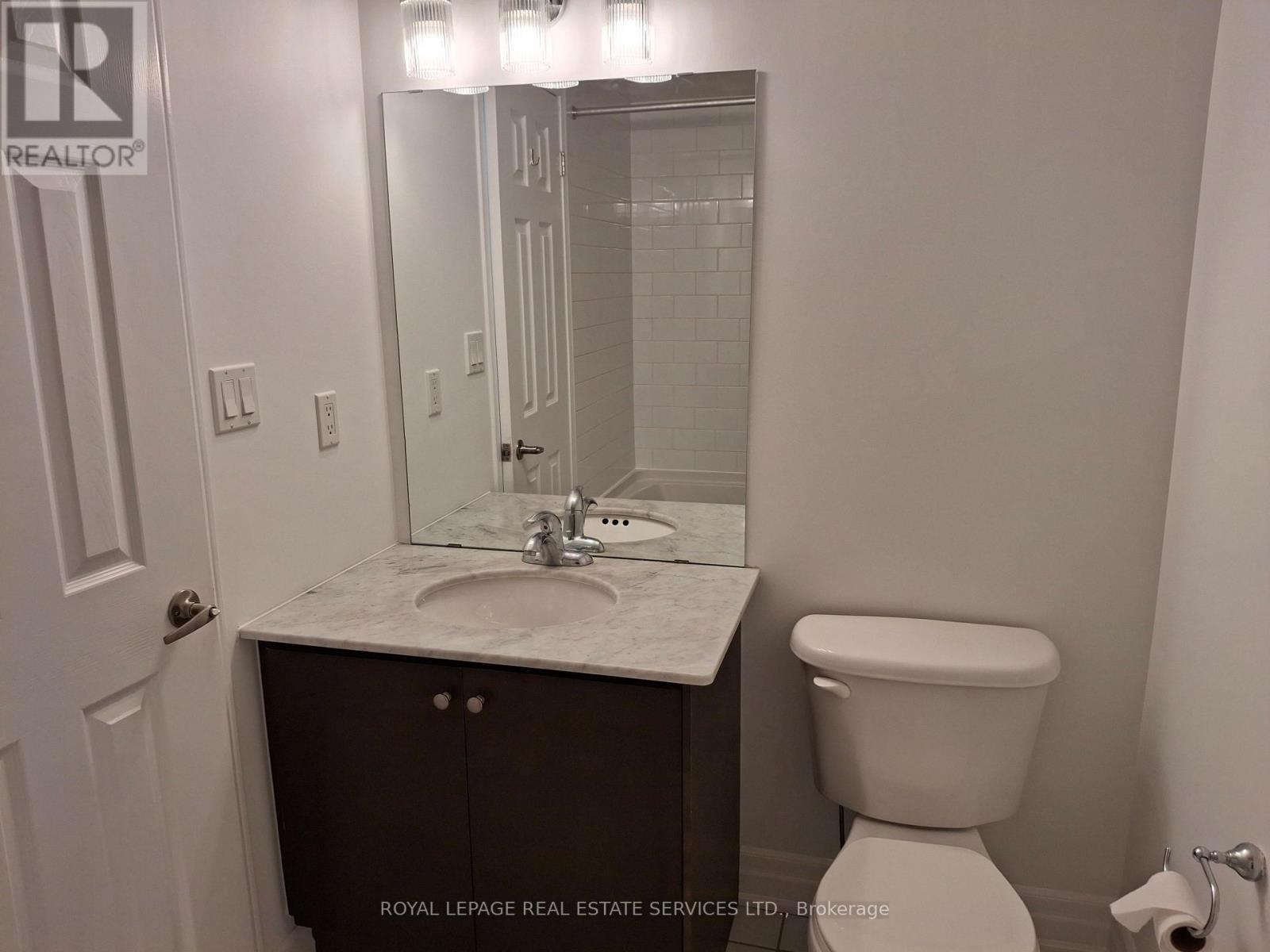 Bathroom 2nd floor - 4-pieces - 15 - 8 Windermere Avenue, Toronto, ON - Indoor Photo Showing Bathroom