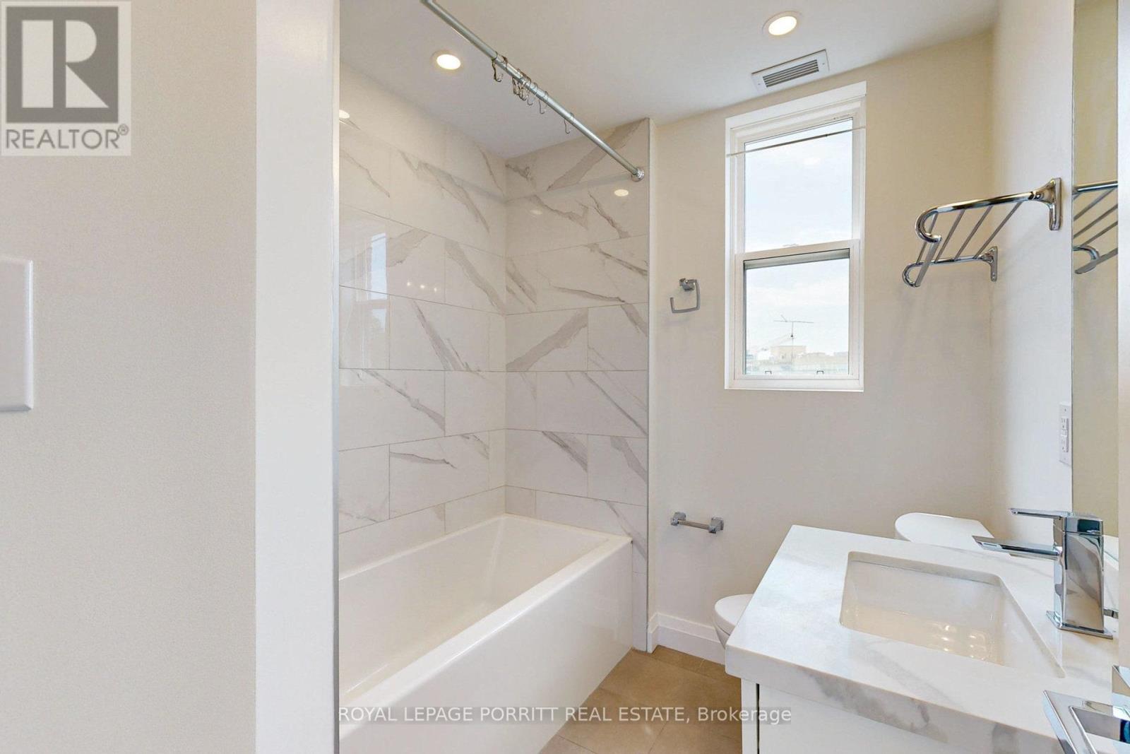 #5 - 254 Armadale Avenue, Toronto, ON - Indoor Photo Showing Bathroom