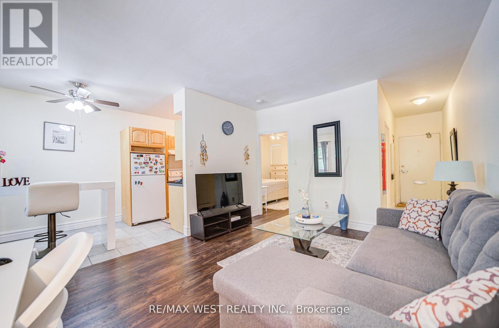 104 - 101 Queen Street S, Hamilton, ON - Indoor Photo Showing Living Room