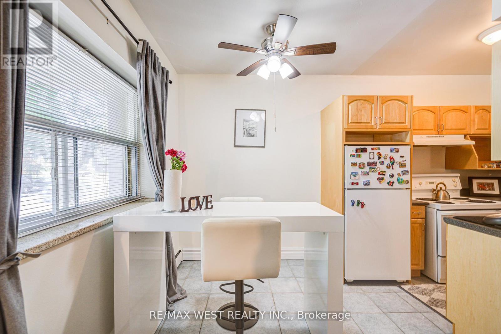 104 - 101 Queen Street S, Hamilton, ON - Indoor Photo Showing Kitchen