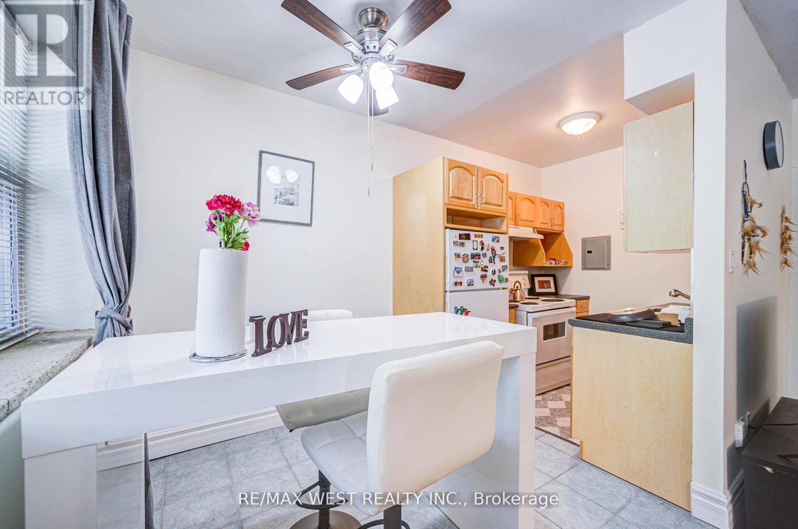 104 - 101 Queen Street S, Hamilton, ON - Indoor Photo Showing Kitchen