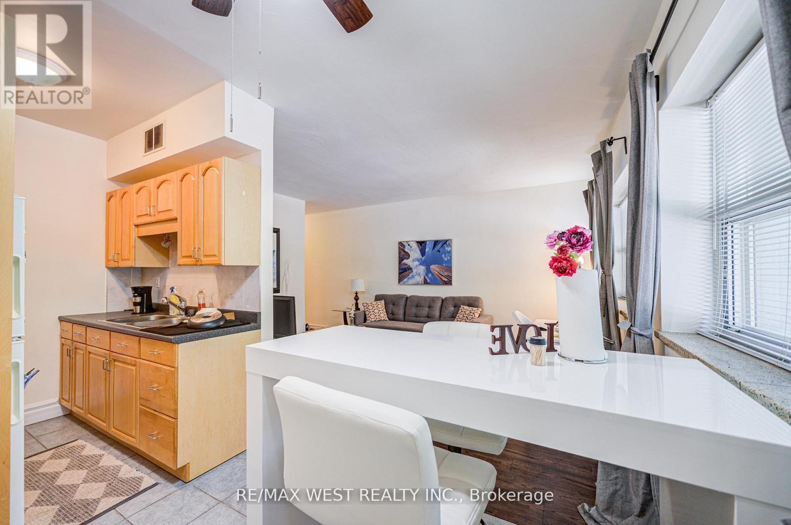 104 - 101 Queen Street S, Hamilton, ON - Indoor