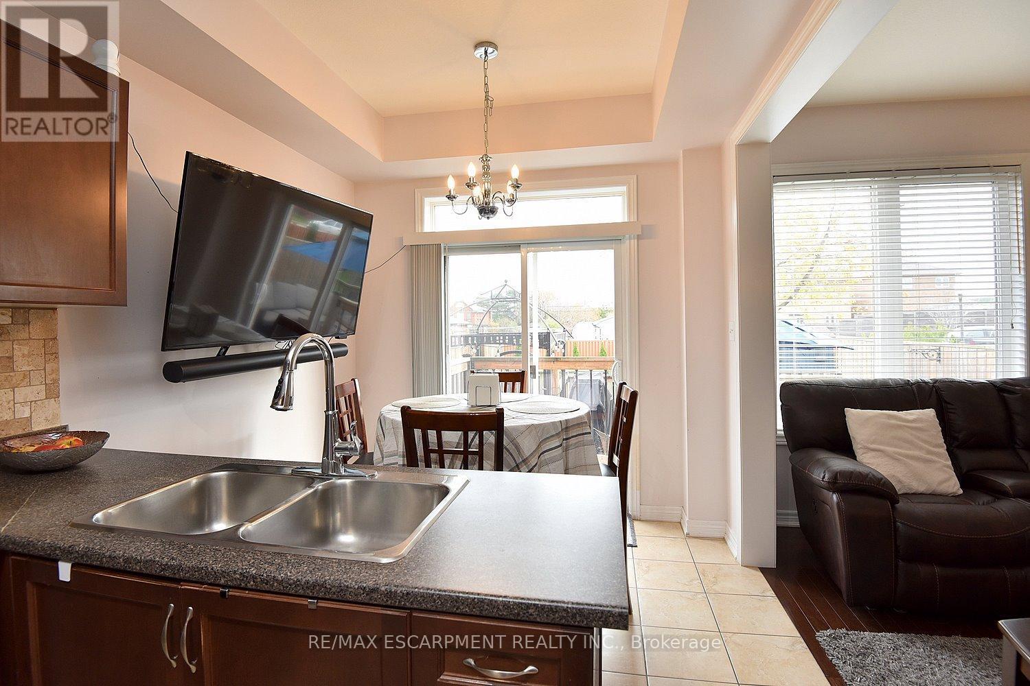 21 - 45 Seabreeze Crescent, Hamilton, ON - Indoor Photo Showing Kitchen With Double Sink