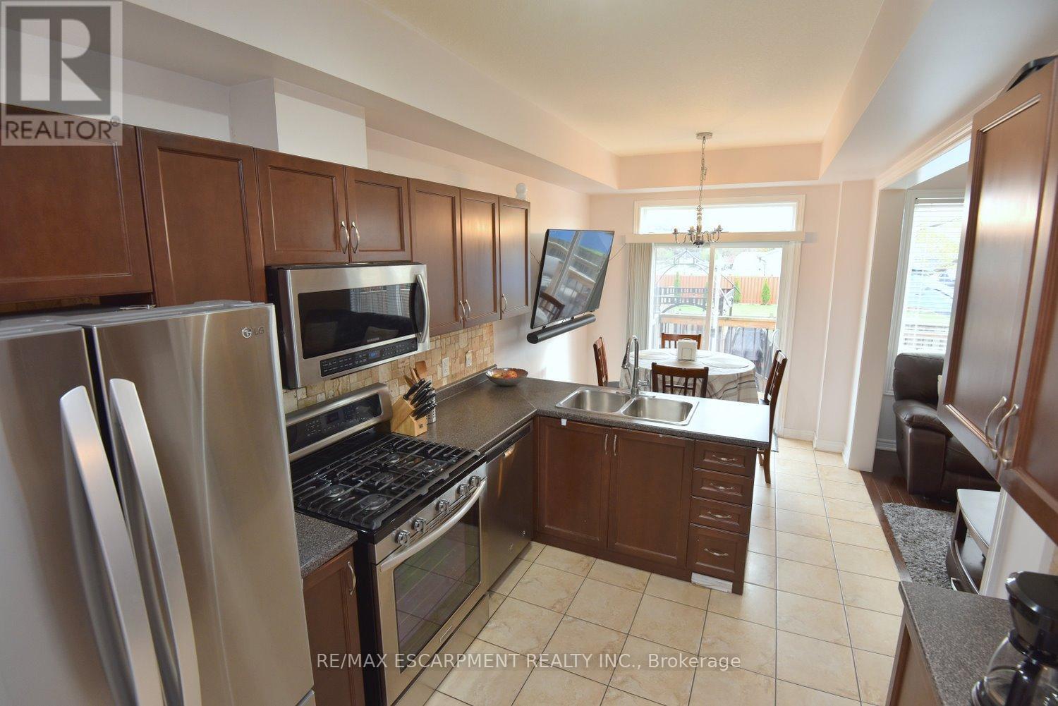 21 - 45 Seabreeze Crescent, Hamilton, ON - Indoor Photo Showing Kitchen With Double Sink