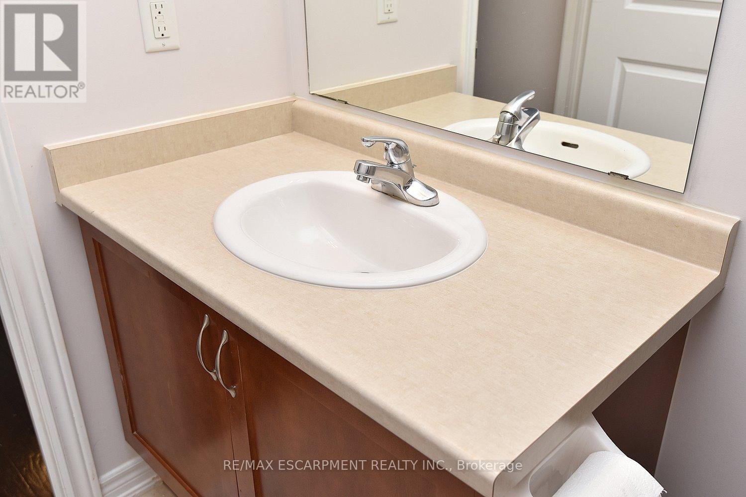 21 - 45 Seabreeze Crescent, Hamilton, ON - Indoor Photo Showing Bathroom
