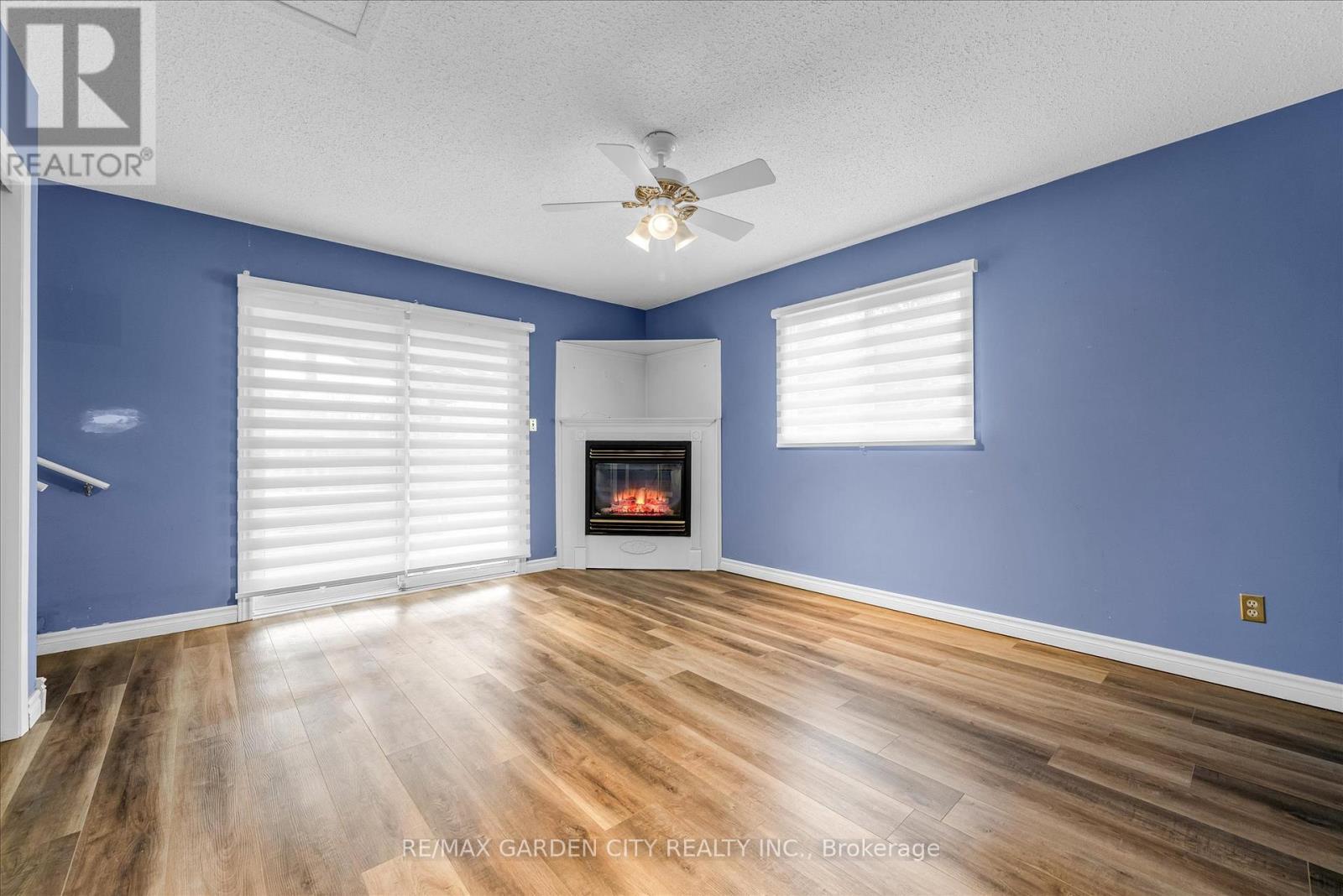 17 Marilyn Street, Grimsby, ON - Indoor Photo Showing Living Room With Fireplace