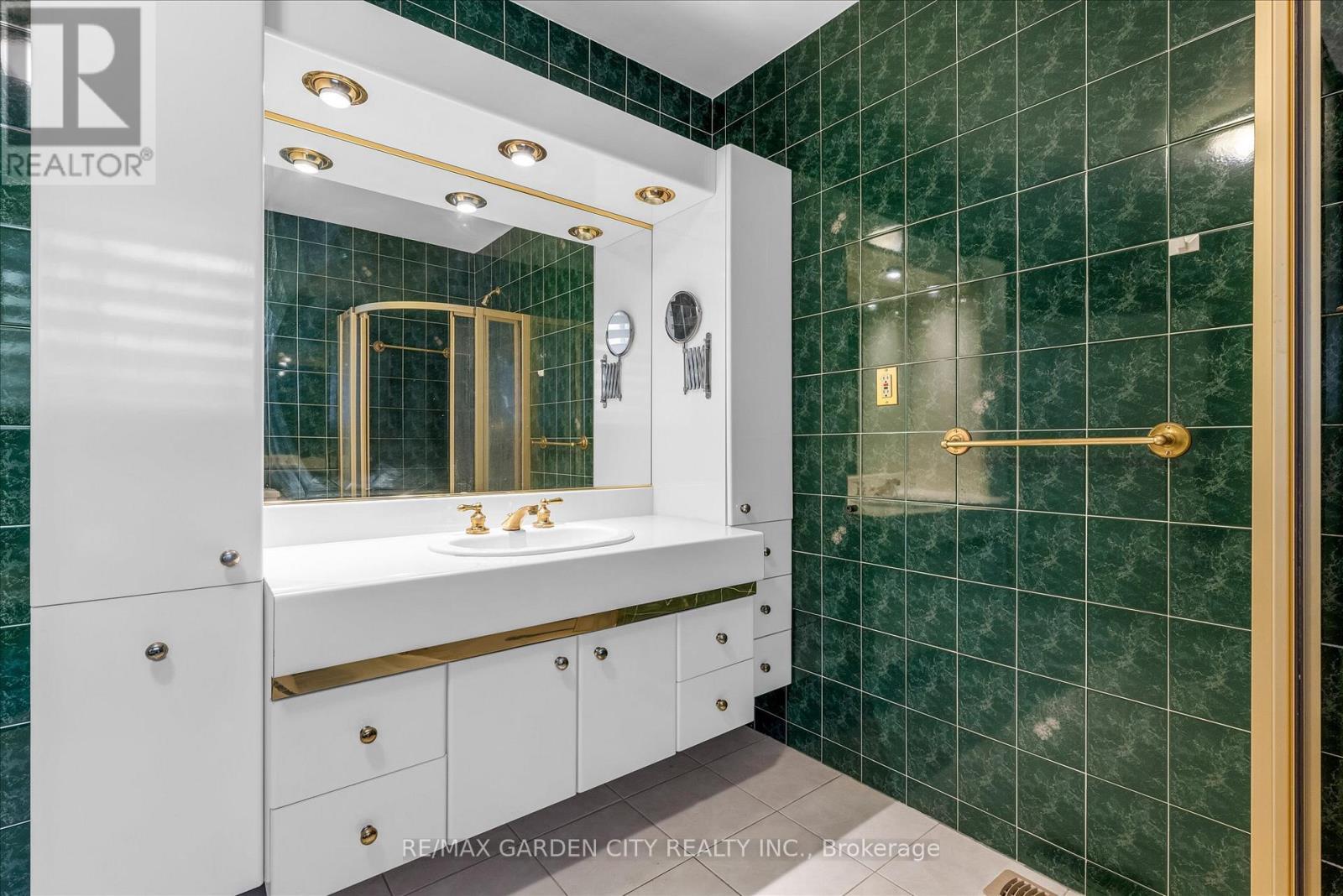 17 Marilyn Street, Grimsby, ON - Indoor Photo Showing Bathroom