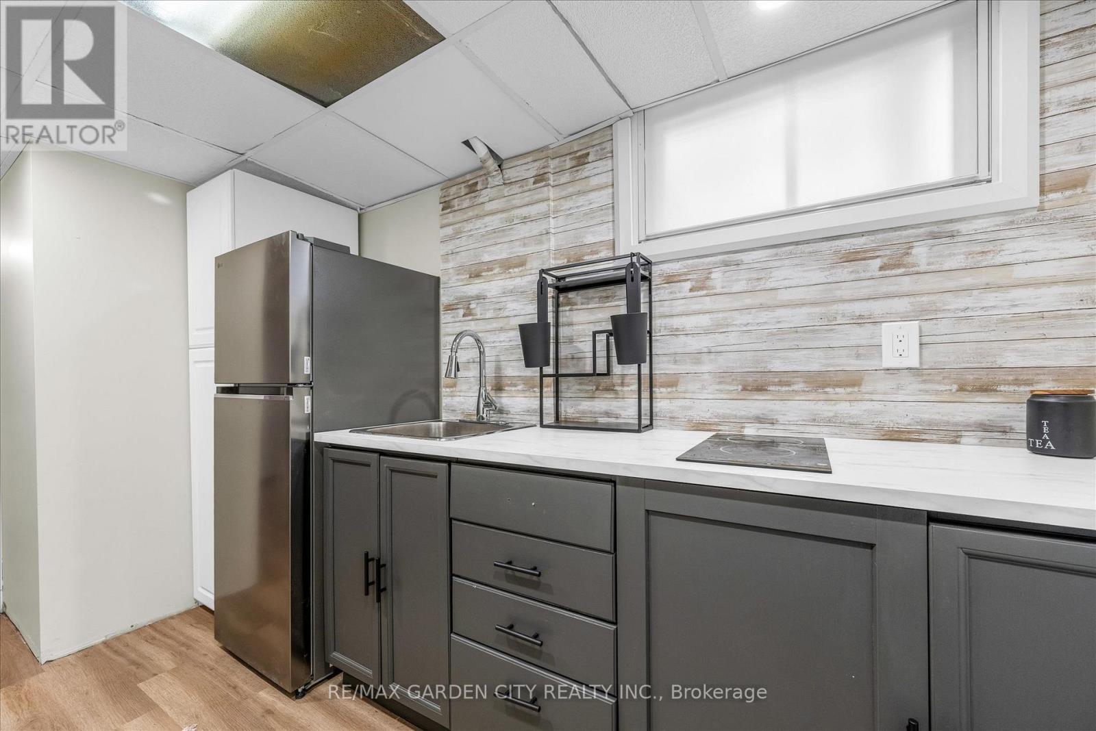 17 Marilyn Street, Grimsby, ON - Indoor Photo Showing Kitchen