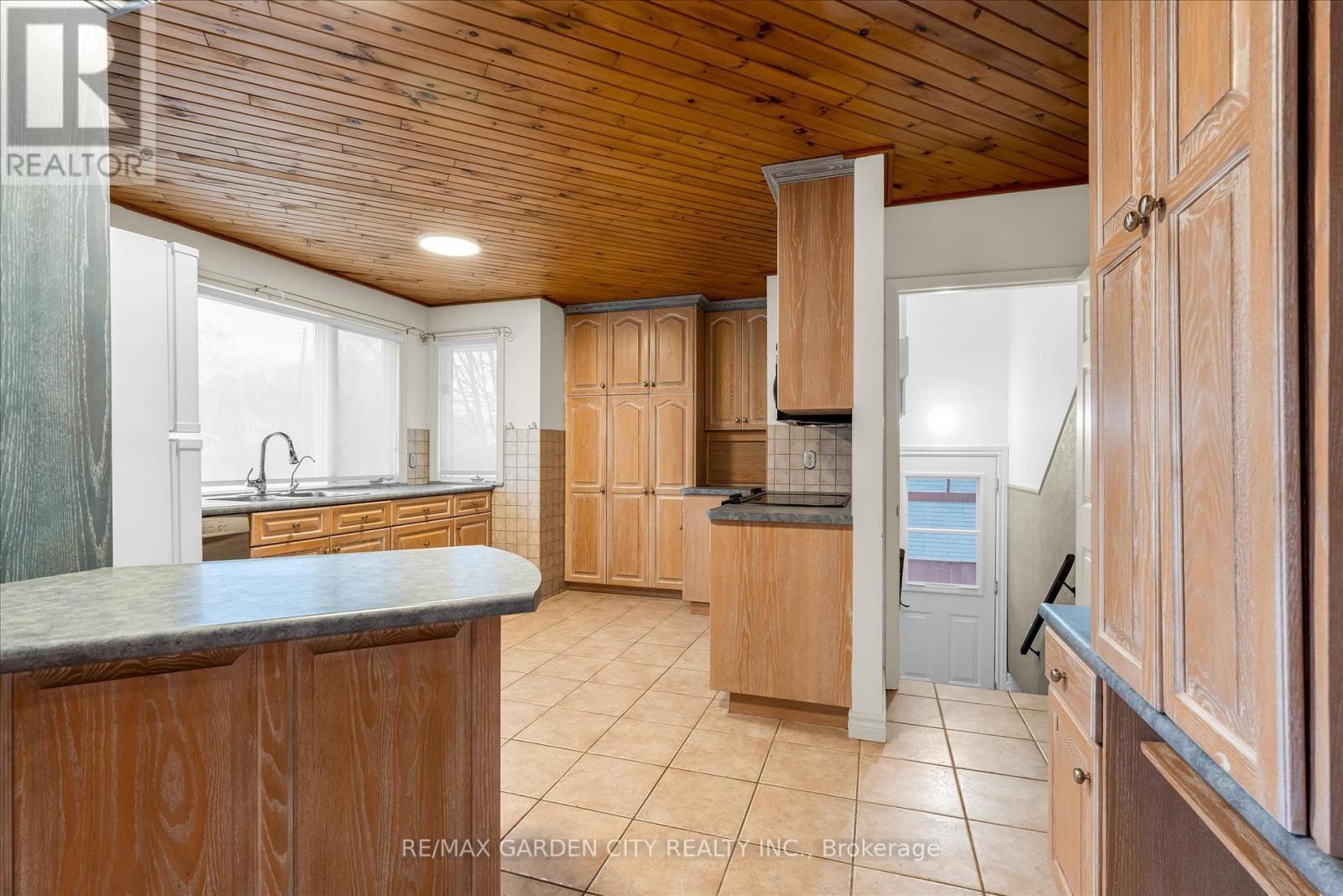 17 Marilyn Street, Grimsby, ON - Indoor Photo Showing Kitchen