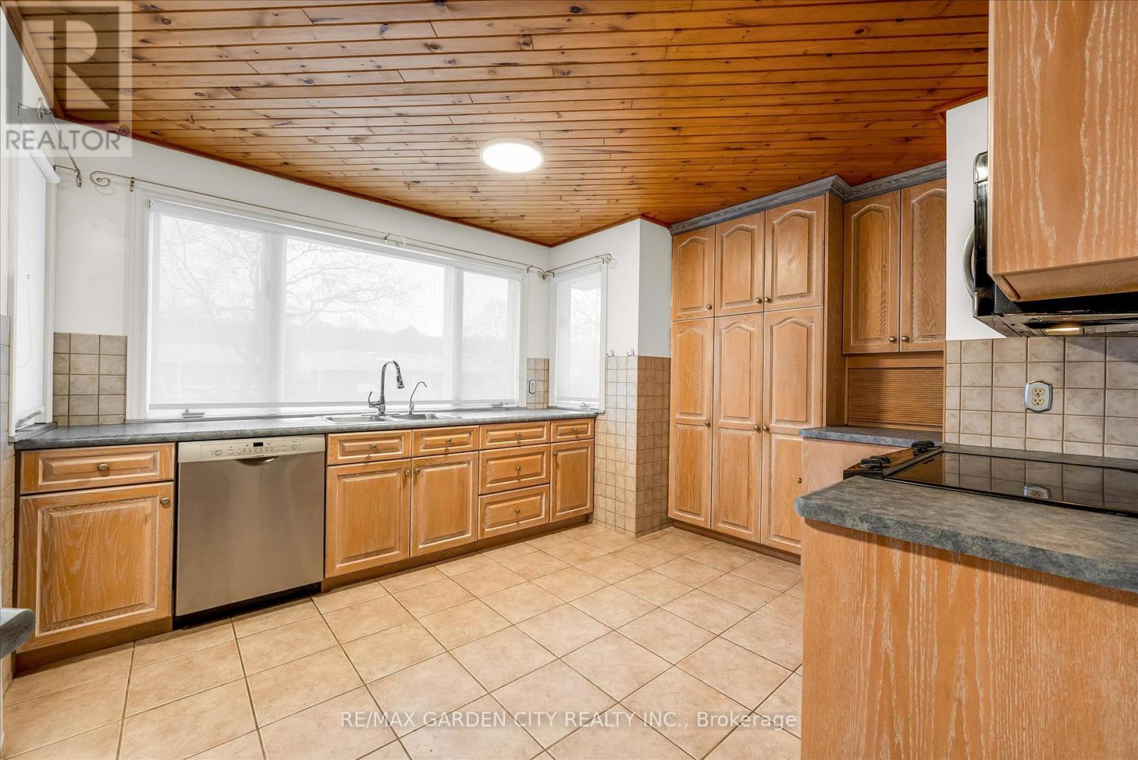 17 Marilyn Street, Grimsby, ON - Indoor Photo Showing Kitchen