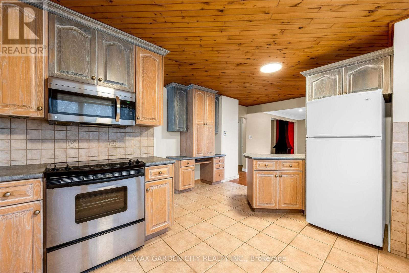 17 Marilyn Street, Grimsby, ON - Indoor Photo Showing Kitchen