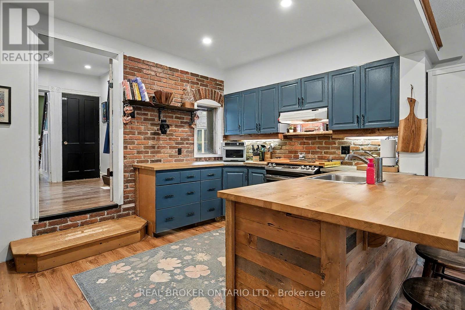 30 Wood Street, Mapleton, ON - Indoor Photo Showing Kitchen