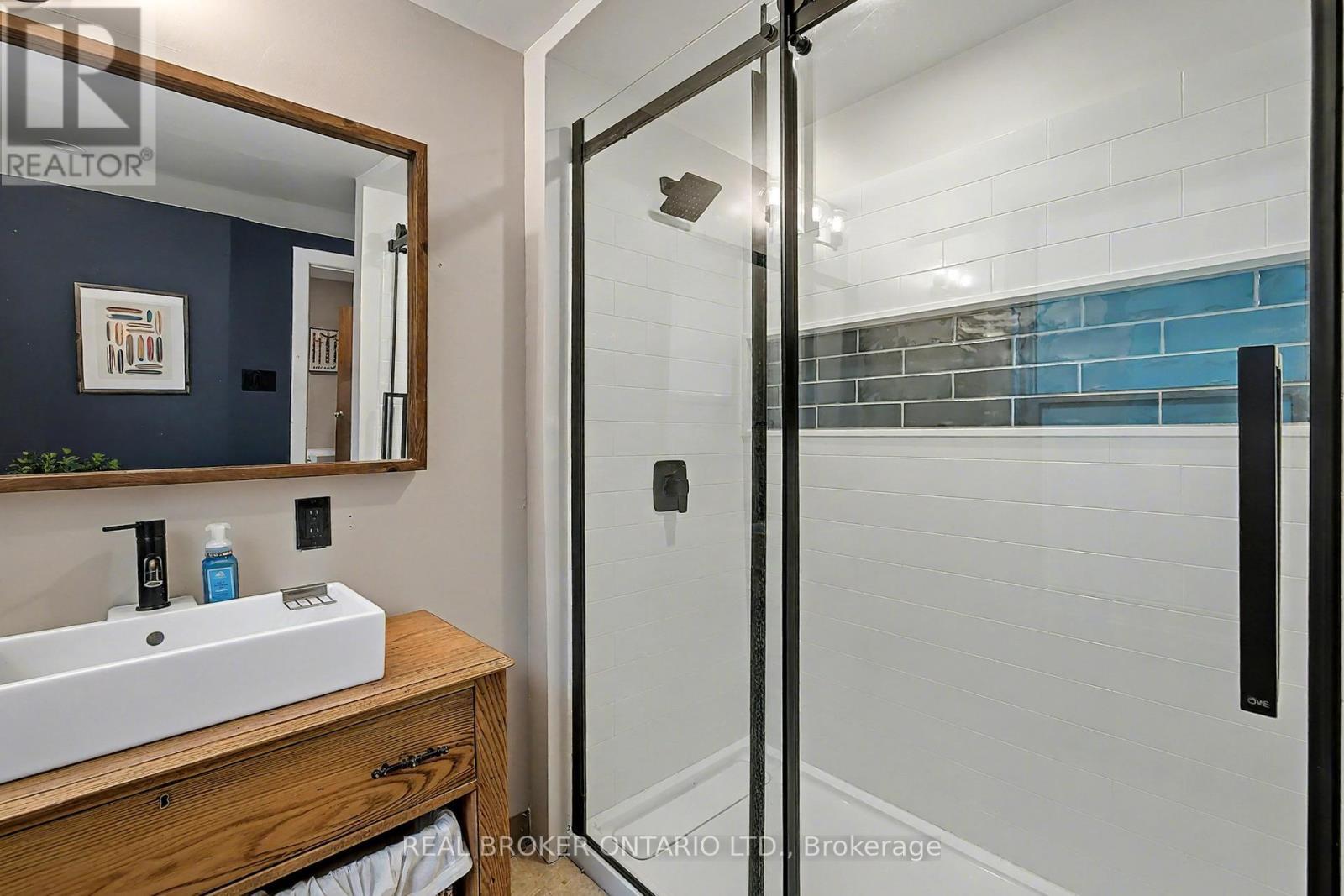 30 Wood Street, Mapleton, ON - Indoor Photo Showing Bathroom