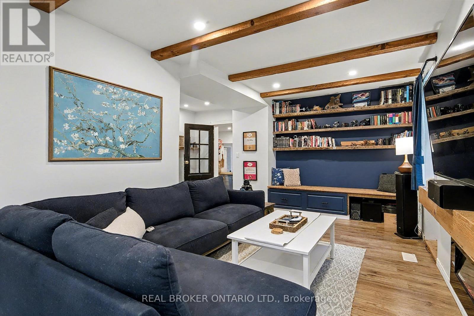 30 Wood Street, Mapleton, ON - Indoor Photo Showing Living Room