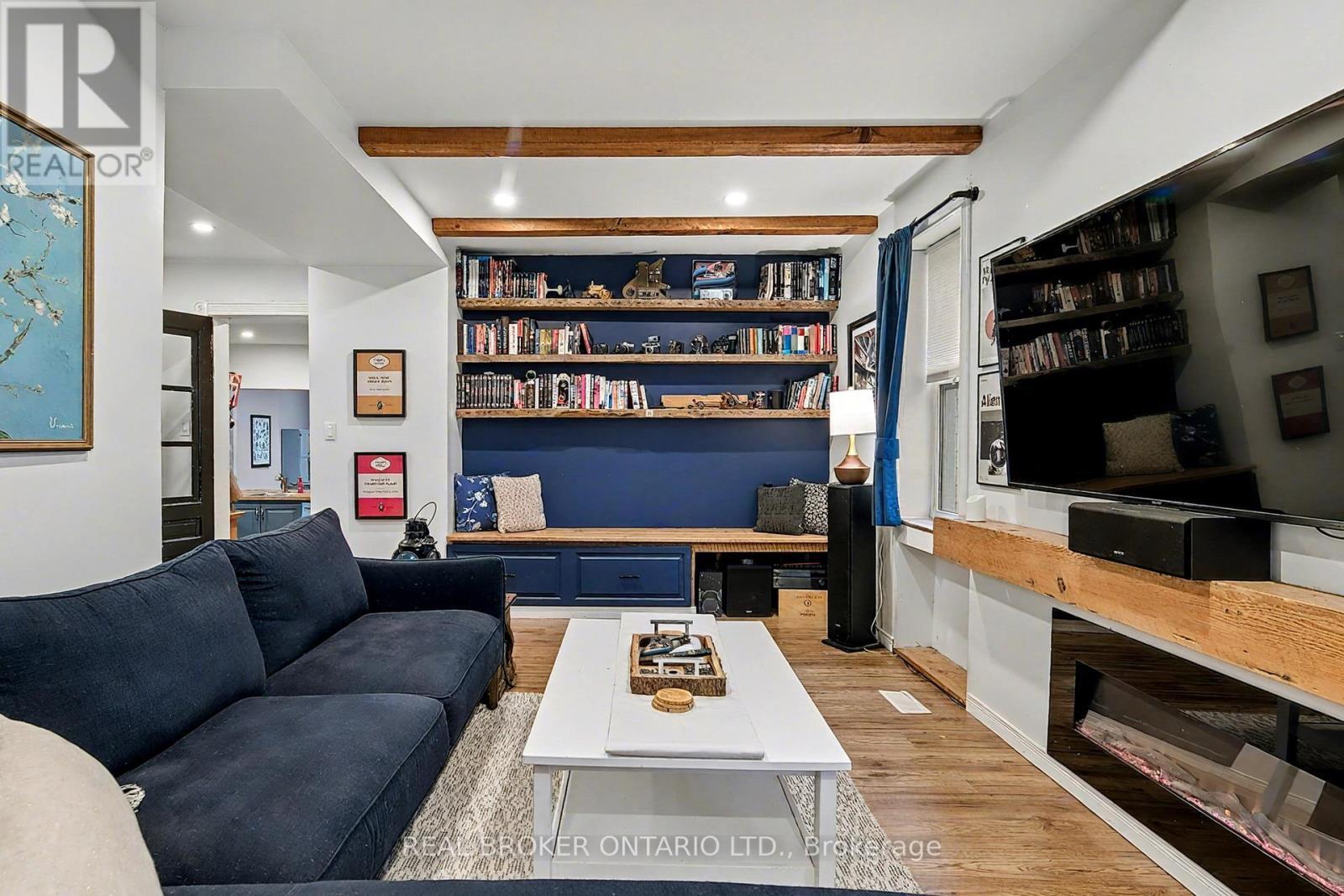 30 Wood Street, Mapleton, ON - Indoor Photo Showing Living Room