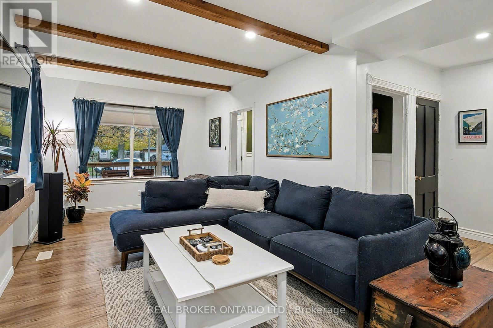 30 Wood Street, Mapleton, ON - Indoor Photo Showing Living Room