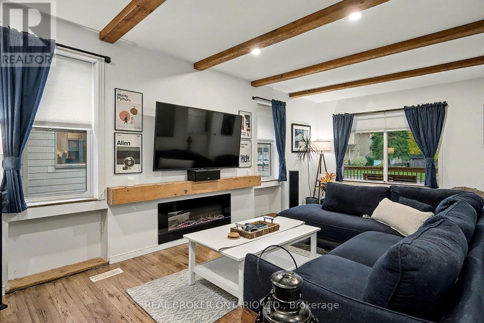 30 Wood Street, Mapleton, ON - Indoor Photo Showing Other Room