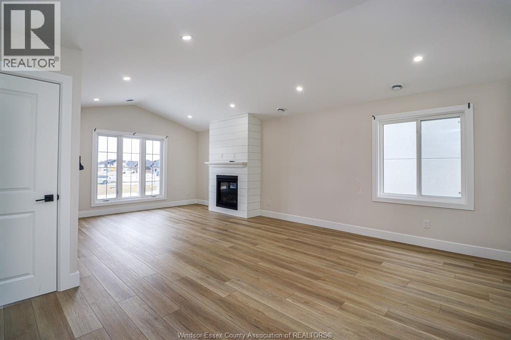 97 Kingsbridge, Amherstburg, ON - Indoor With Fireplace
