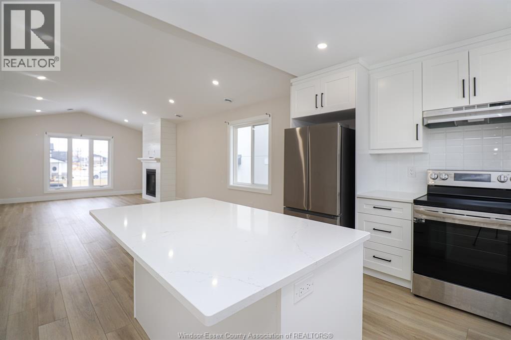 97 Kingsbridge, Amherstburg, ON - Indoor Photo Showing Kitchen With Upgraded Kitchen