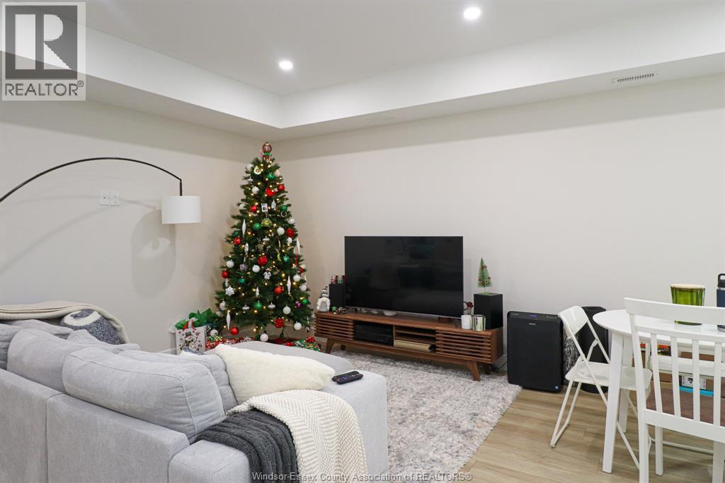 97 Kingsbridge, Amherstburg, ON - Indoor Photo Showing Living Room