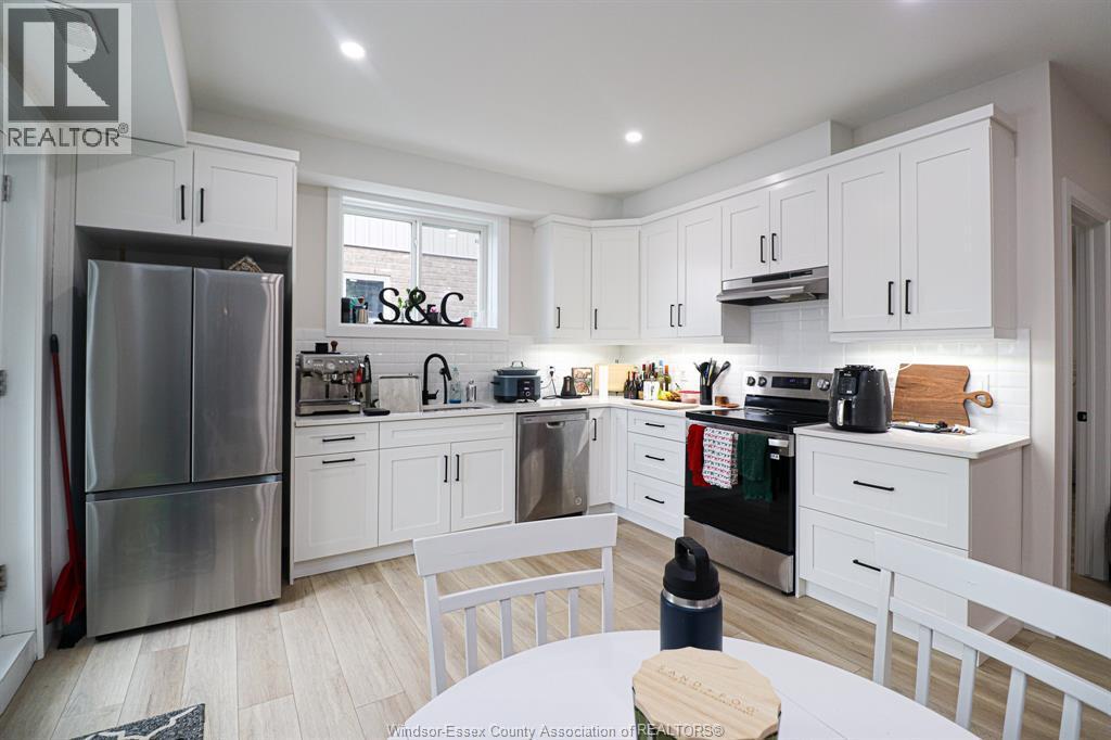 97 Kingsbridge, Amherstburg, ON - Indoor Photo Showing Kitchen With Upgraded Kitchen