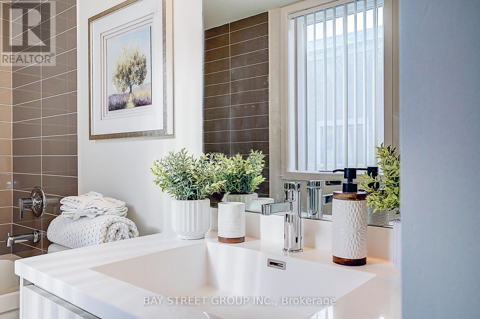 Th 62 - 31 Honeycrisp Crescent, Vaughan, ON