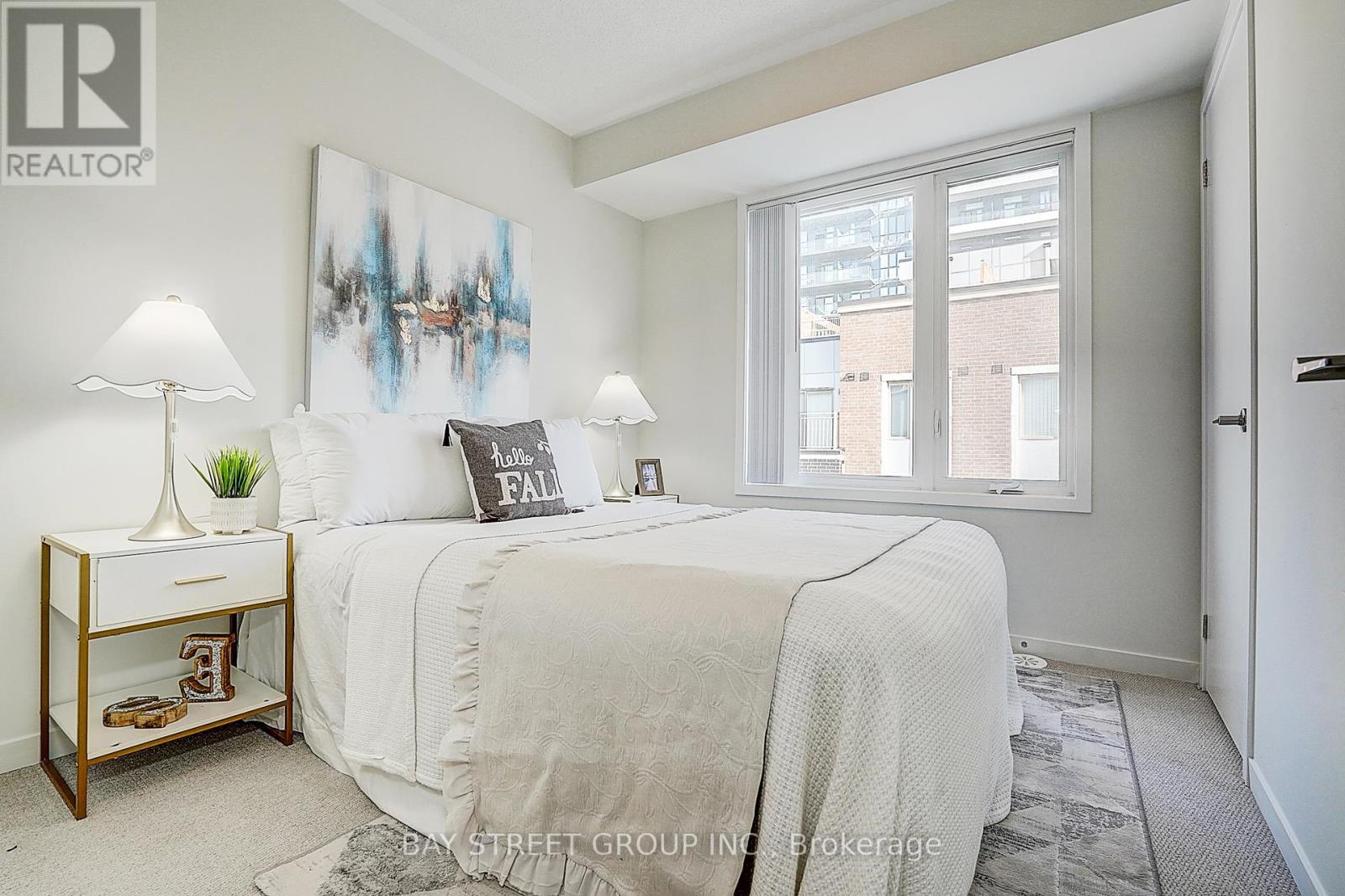 Th 62 - 31 Honeycrisp Crescent, Vaughan, ON