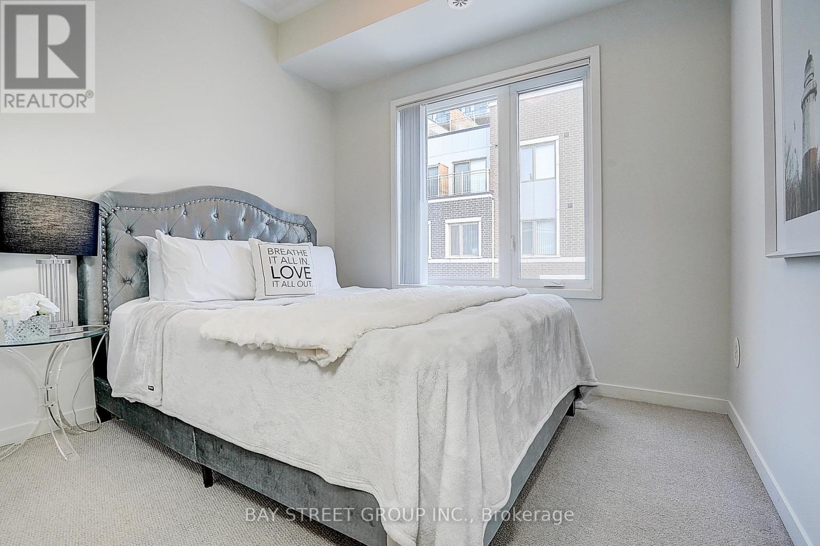 Th 62 - 31 Honeycrisp Crescent, Vaughan, ON