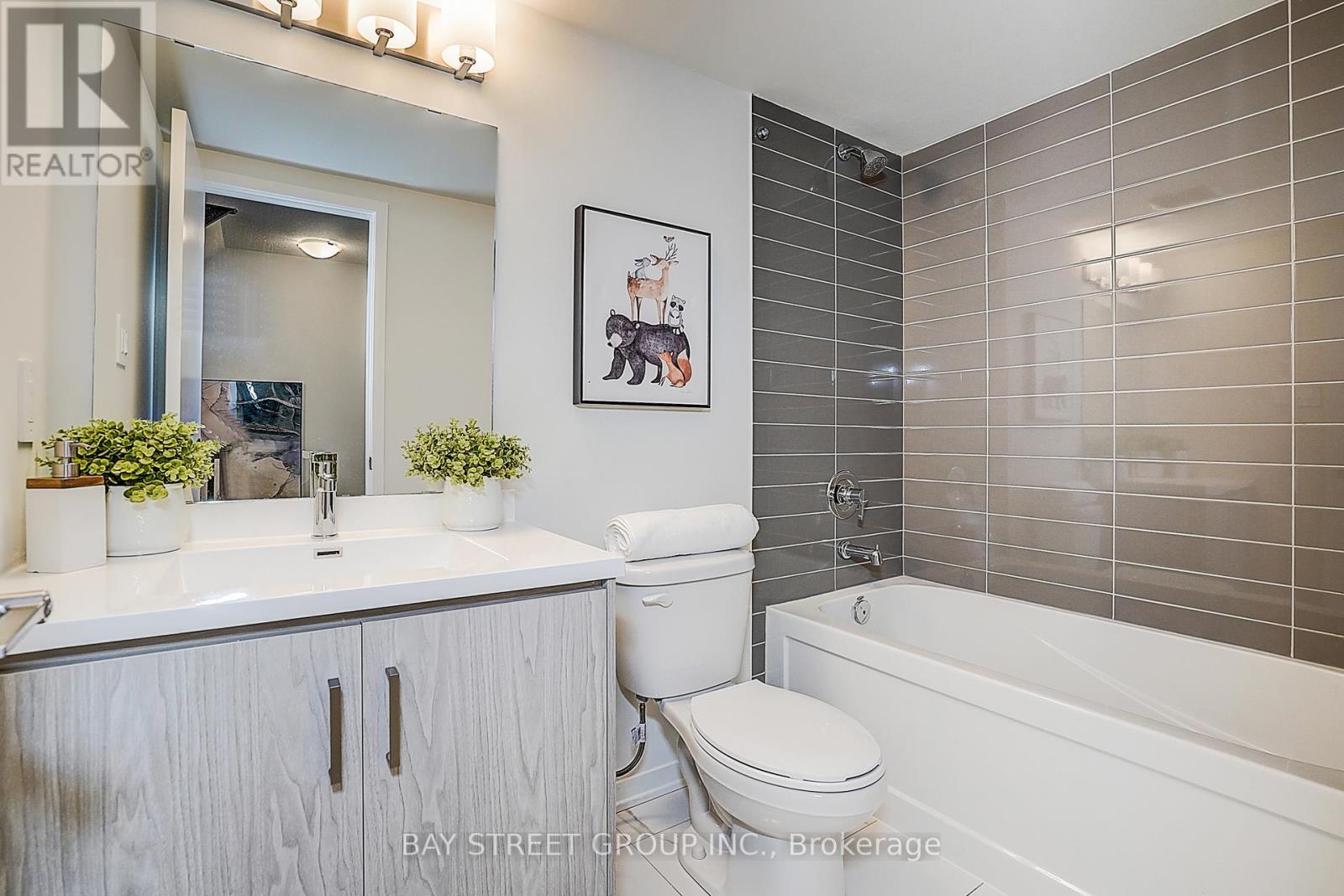 Th 62 - 31 Honeycrisp Crescent, Vaughan, ON