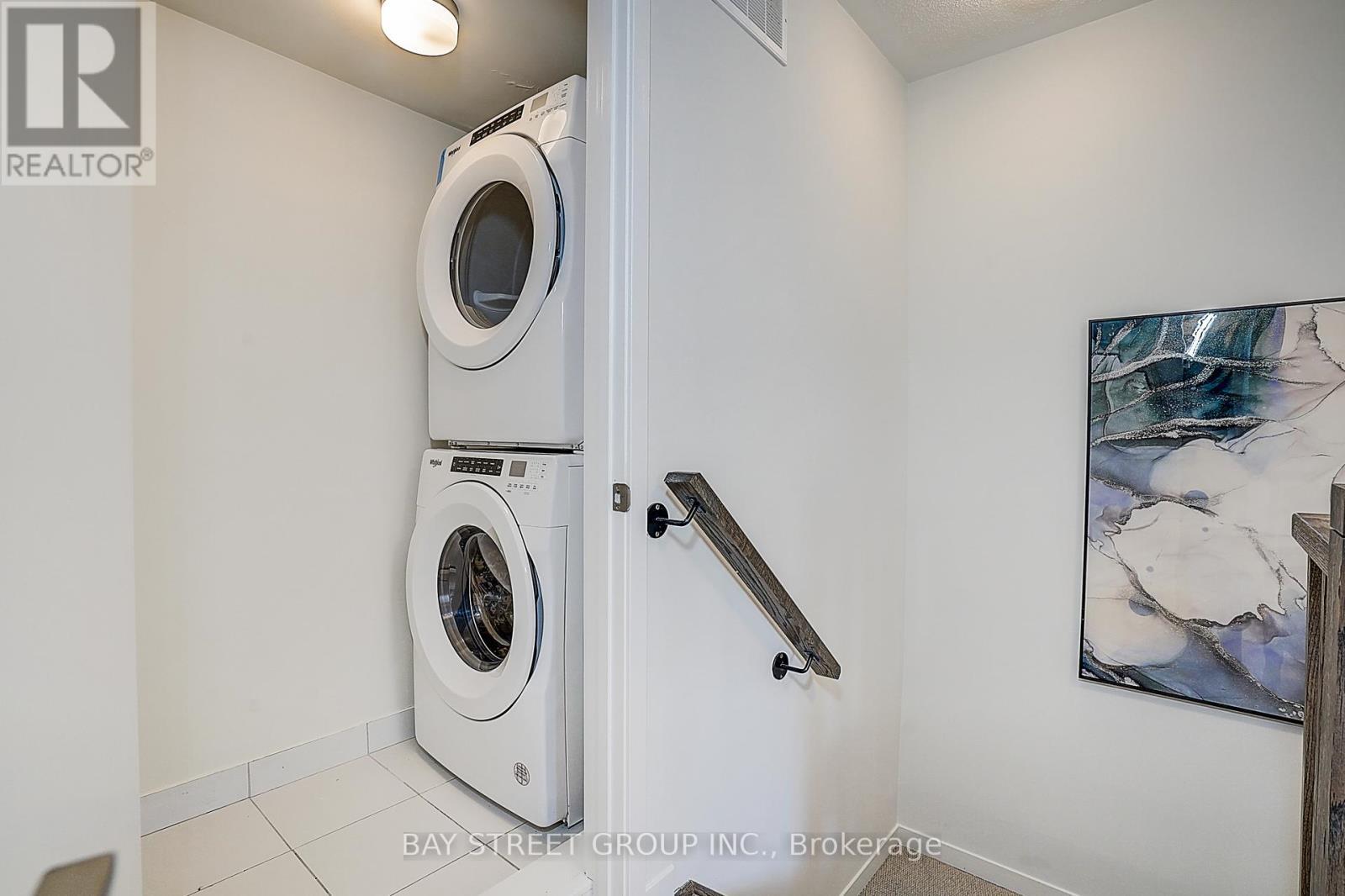 Th 62 - 31 Honeycrisp Crescent, Vaughan, ON