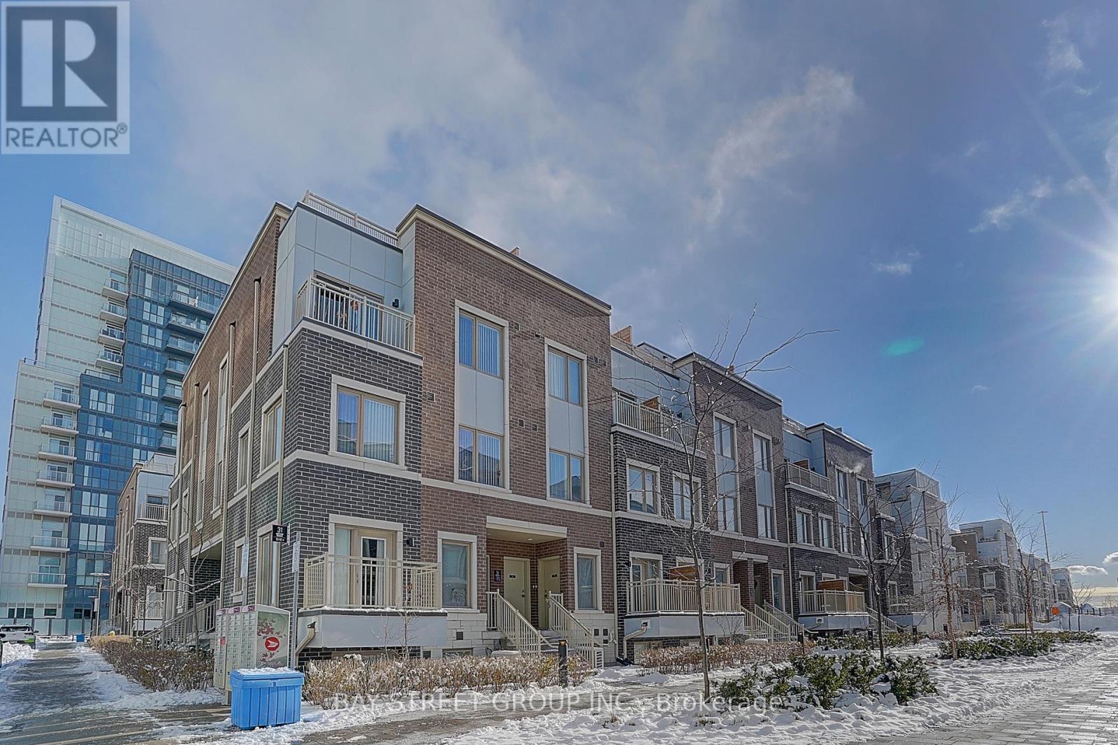 Th 62 - 31 Honeycrisp Crescent, Vaughan, ON