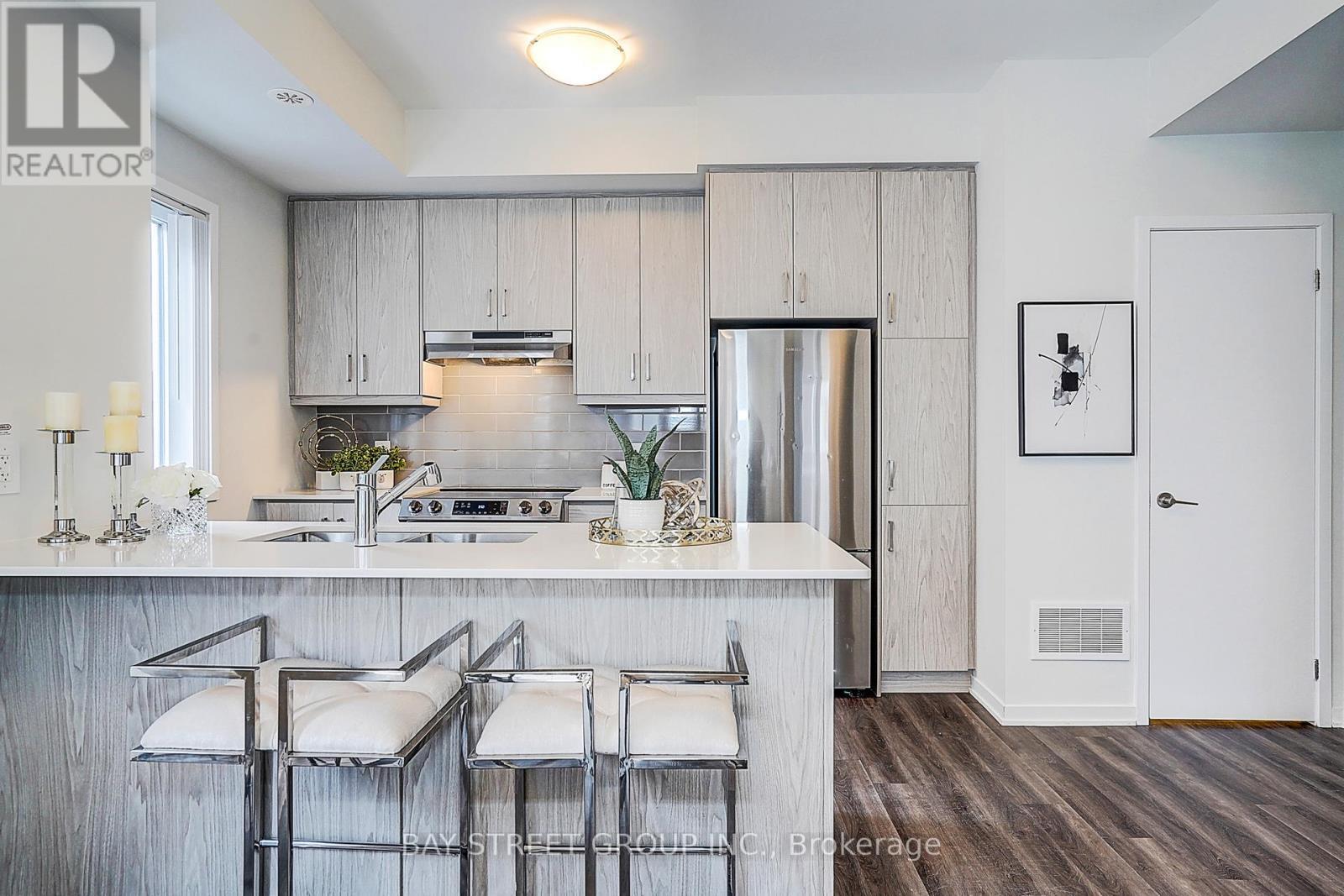 Th 62 - 31 Honeycrisp Crescent, Vaughan, ON