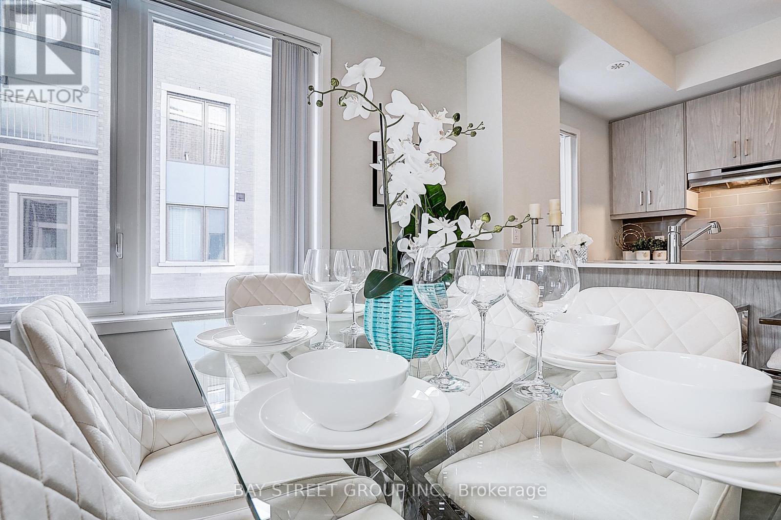 Th 62 - 31 Honeycrisp Crescent, Vaughan, ON