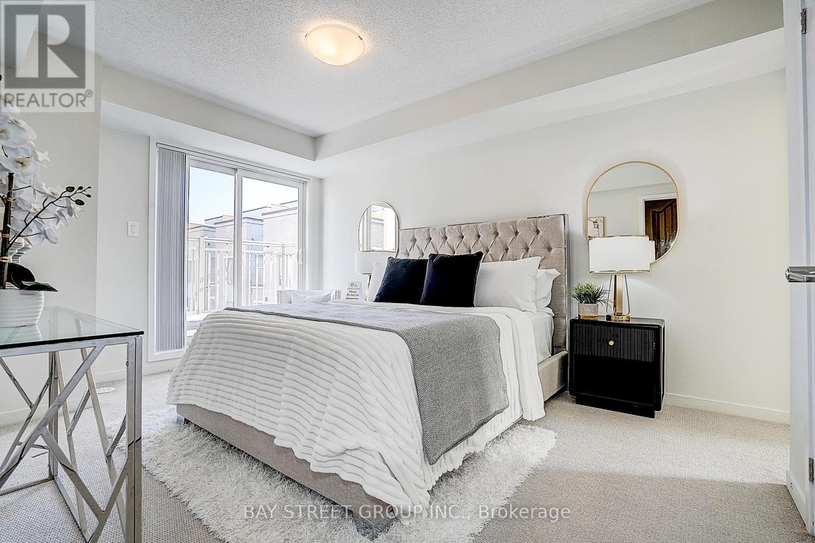 Th 62 - 31 Honeycrisp Crescent, Vaughan, ON