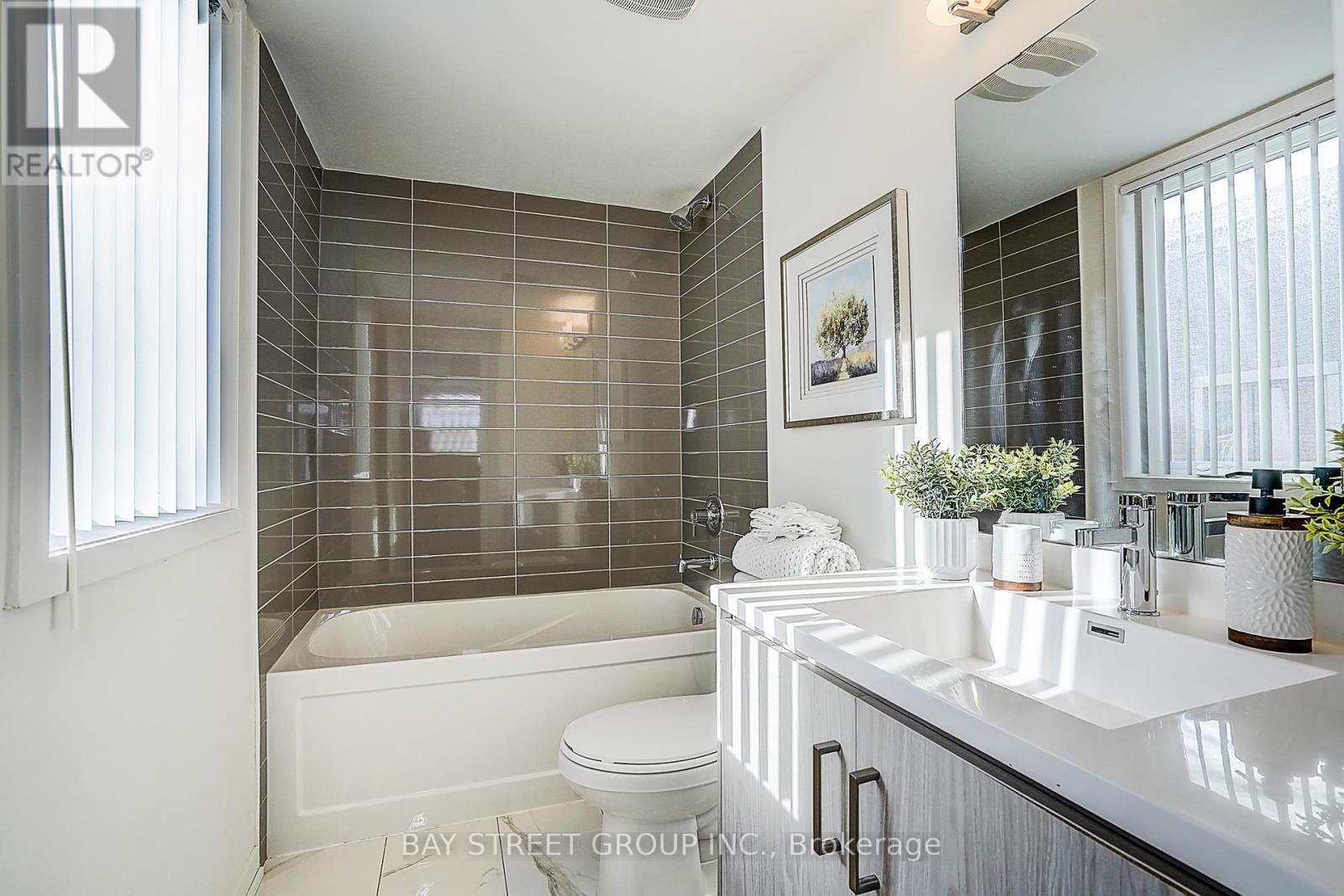 Th 62 - 31 Honeycrisp Crescent, Vaughan, ON