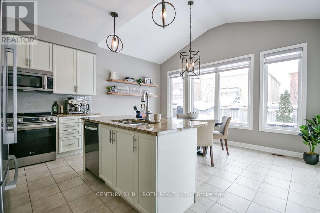 304 Downy Emerald Drive, Bradford West Gwillimbury, ON - Indoor Photo Showing Kitchen With Upgraded Kitchen