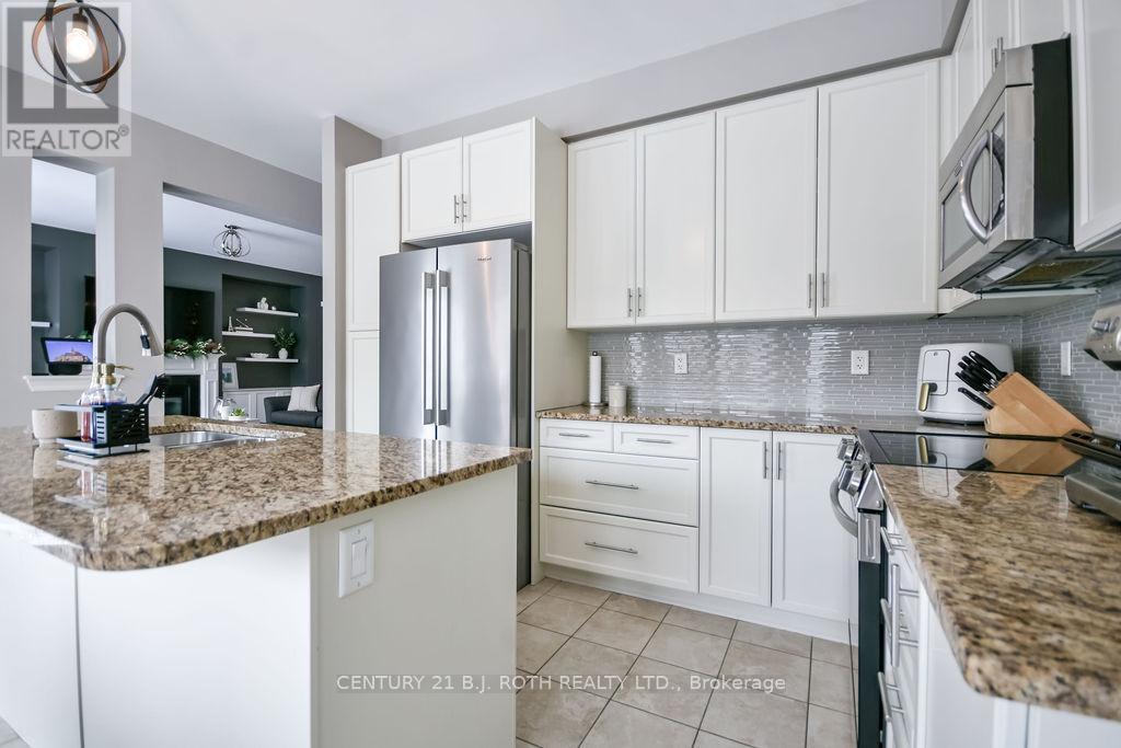 304 Downy Emerald Drive, Bradford West Gwillimbury, ON - Indoor Photo Showing Kitchen With Stainless Steel Kitchen With Upgraded Kitchen