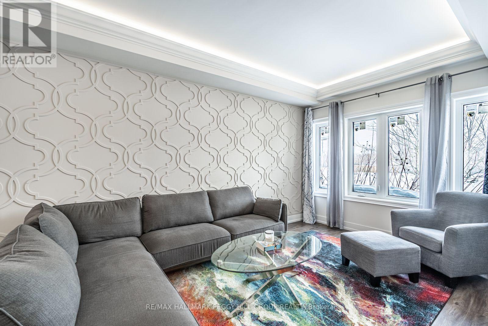 99 Mcintyre Drive, Barrie, ON - Indoor Photo Showing Living Room