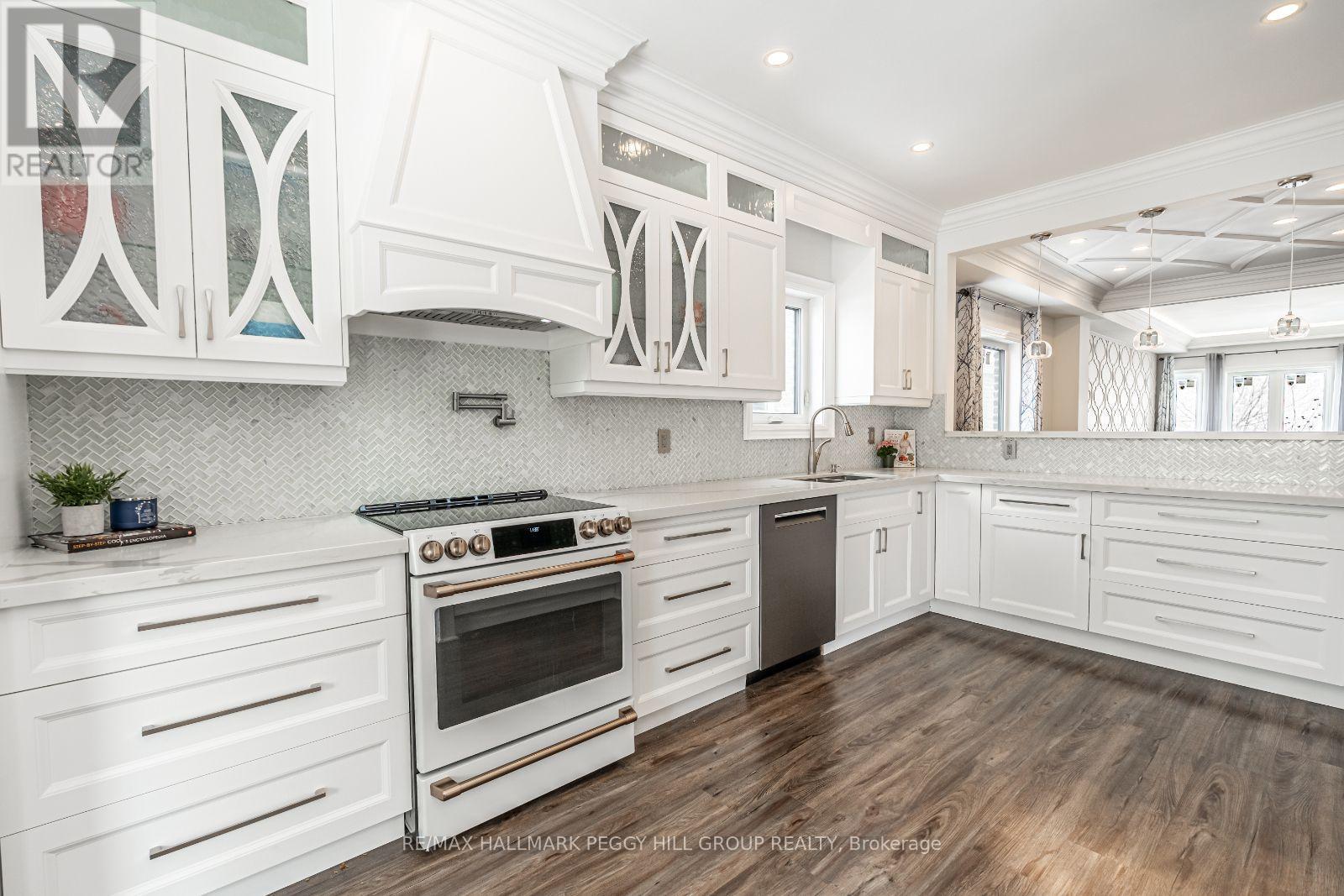 99 Mcintyre Drive, Barrie, ON - Indoor Photo Showing Kitchen With Upgraded Kitchen
