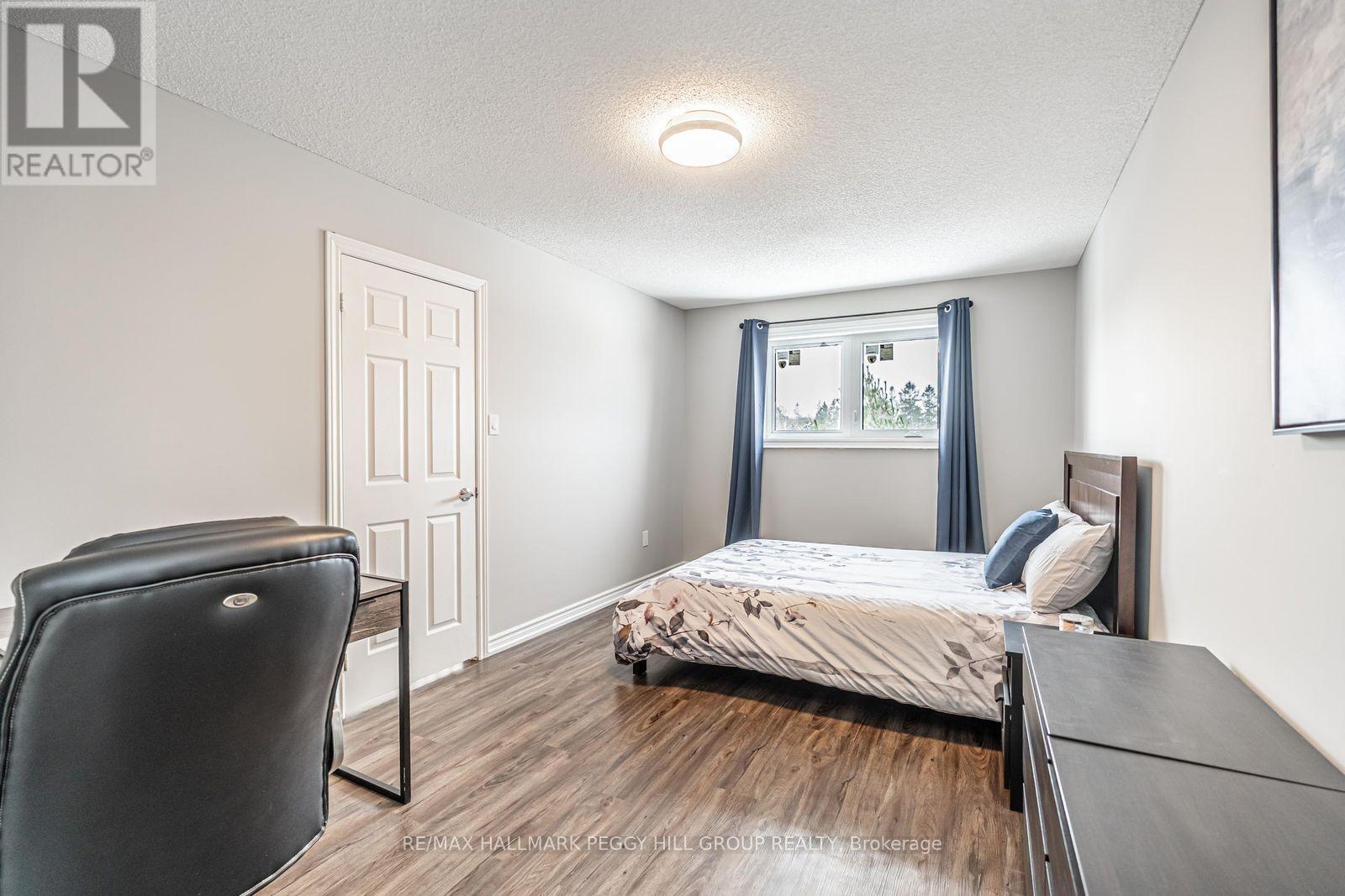 99 Mcintyre Drive, Barrie, ON - Indoor Photo Showing Bedroom