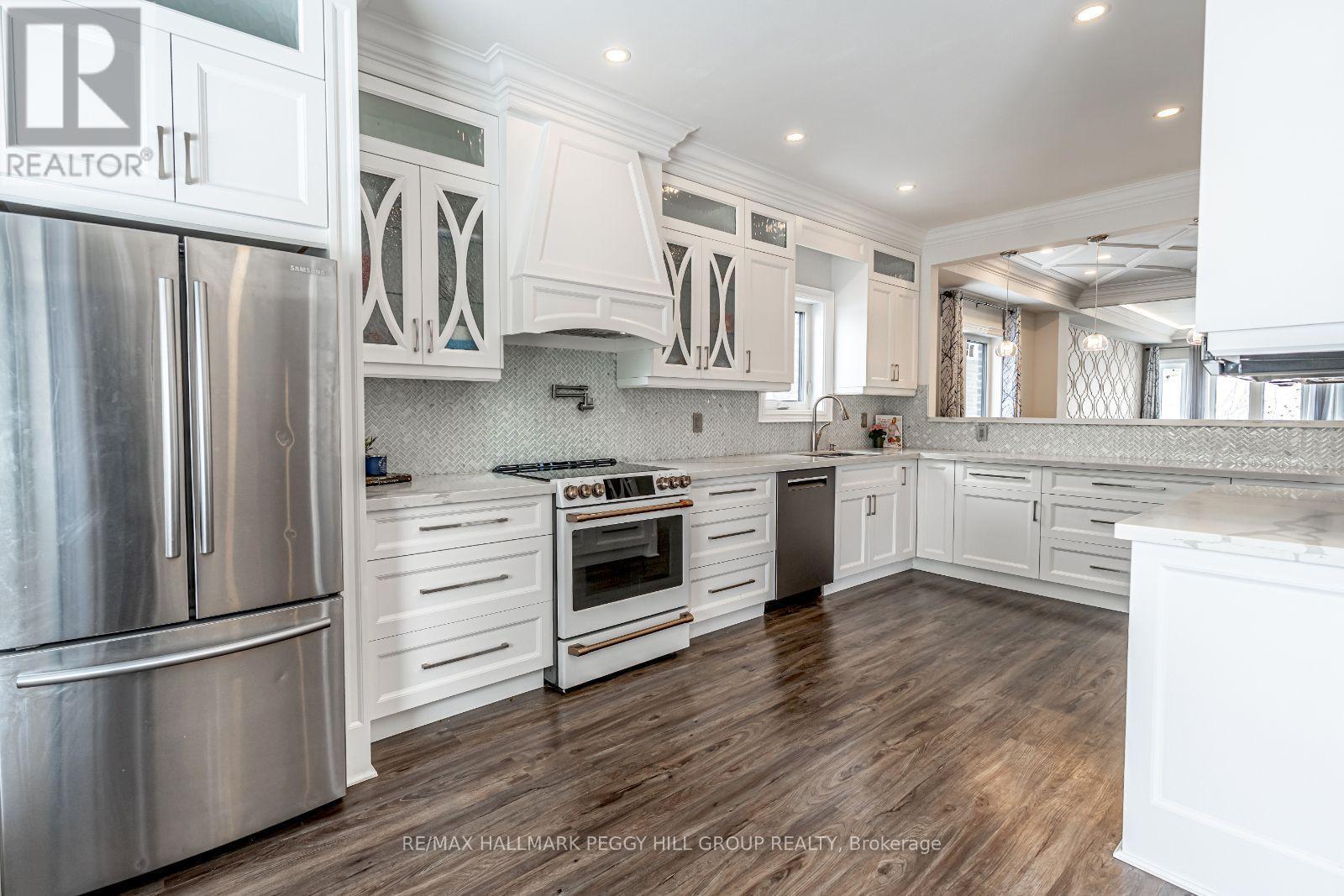 99 Mcintyre Drive, Barrie, ON - Indoor Photo Showing Kitchen With Upgraded Kitchen