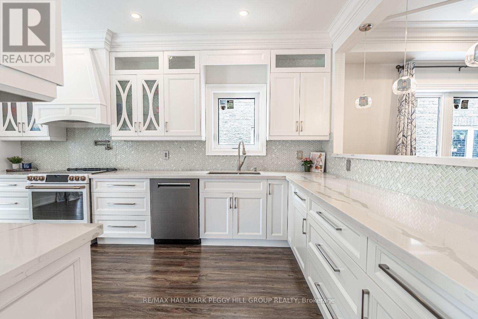 99 Mcintyre Drive, Barrie, ON - Indoor Photo Showing Kitchen With Upgraded Kitchen